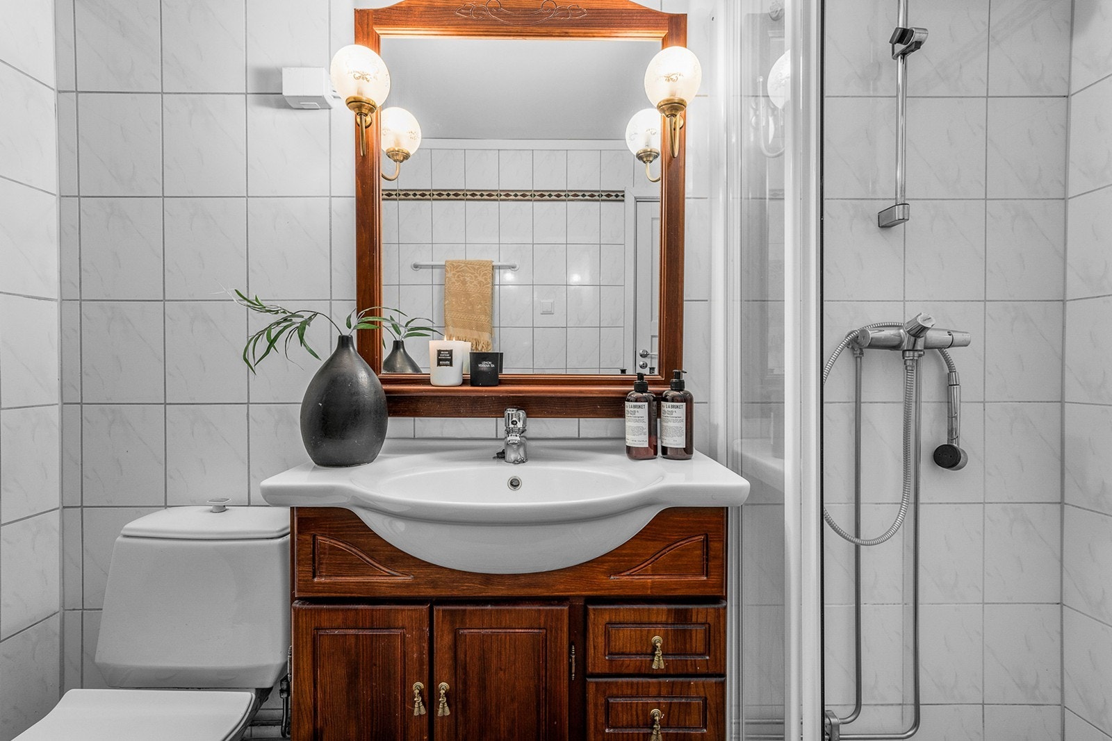 Tidløse fliser på vegg og gulv. Det er montert varmekabler i gulv Galleribilde