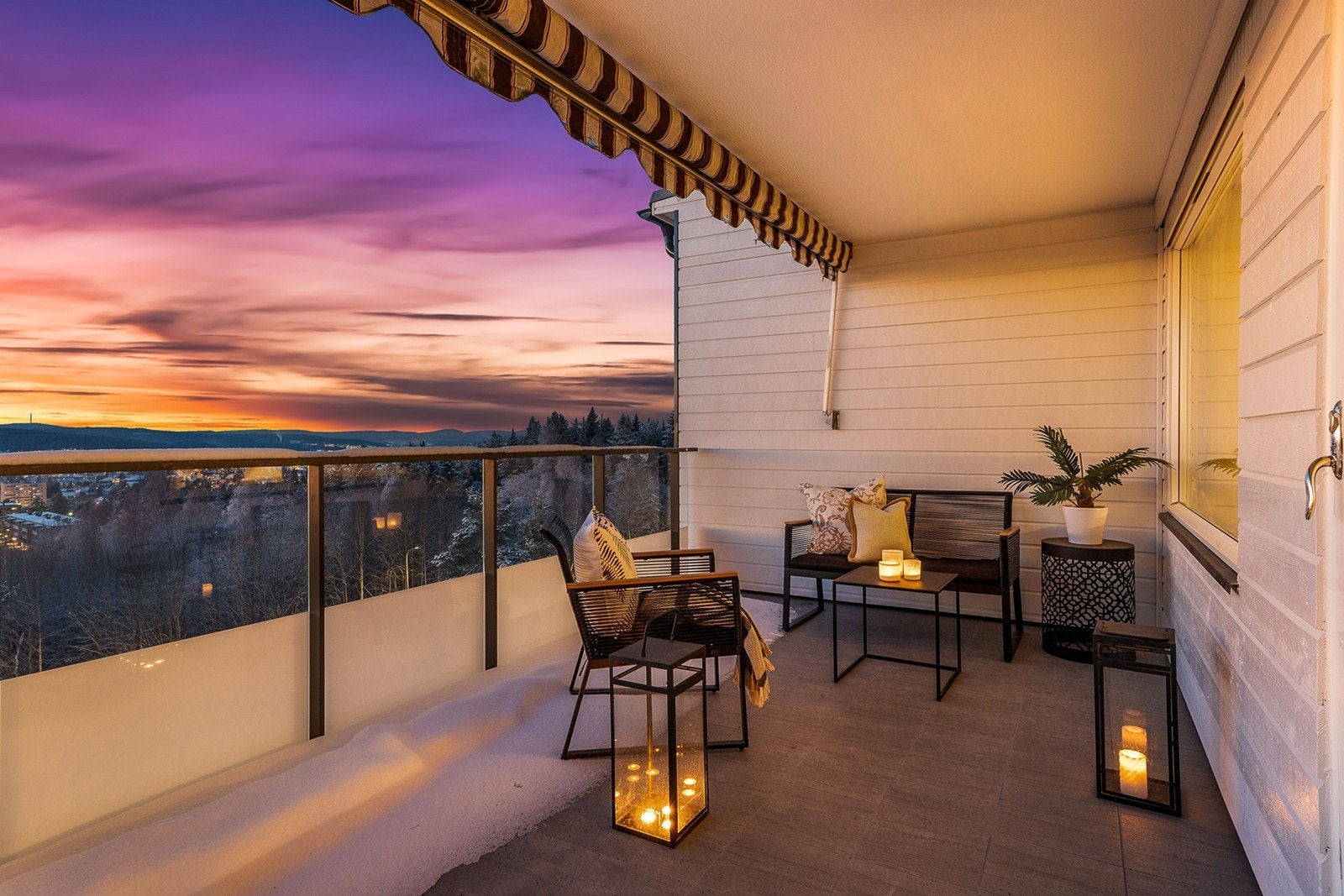 Gulvet er flislagt, og balkongen har et rekkverk i metall og glass, med en høyde på ca. 1,03 m. Flisleggingen ble utført av borettslaget i 2024 Galleribilde