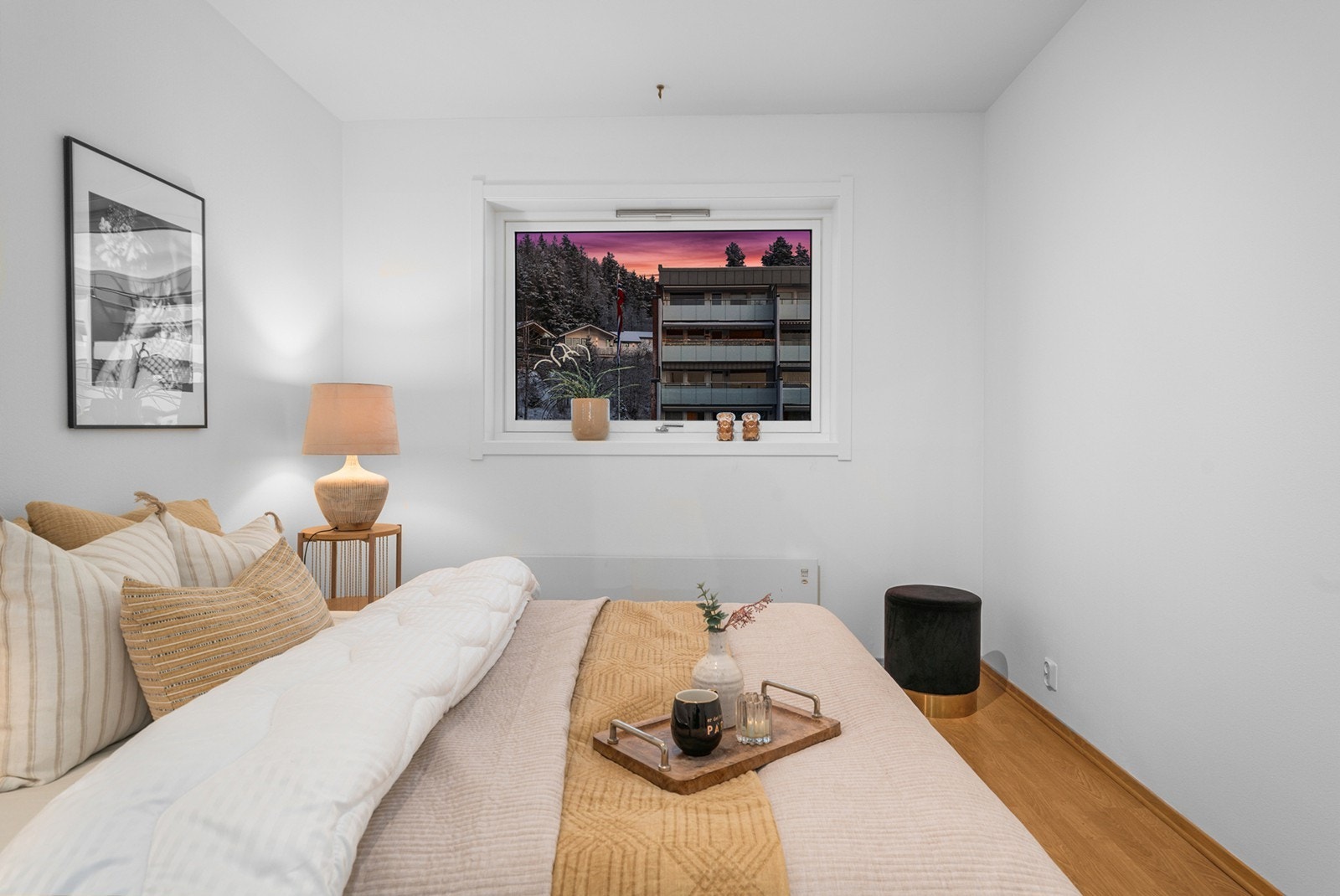 Det er god plass til å innrede med dobbeltseng, nattbord og andre oppbevaringsløsninger Galleribilde