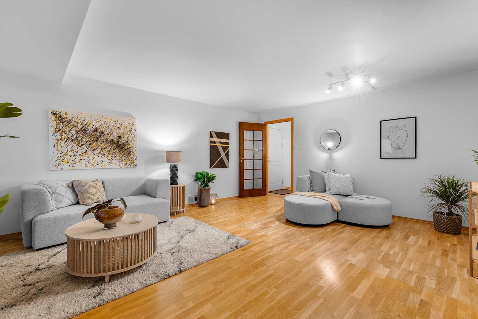 Stuen/ leiligheten er malt i tidløse farger som gjør det enkelt å møblere etter eget ønske Galleribilde