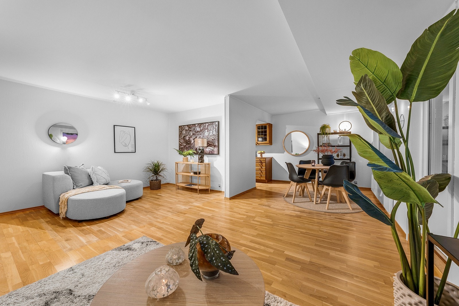 Luftig og lys stue med store vindusflater som slipper inn rikelig med naturlig lys. Rommet er lett å møblere og har god plass til sofagruppe og TV med tilhørende møblement, spisebord og annet ønsket interiør Galleribilde