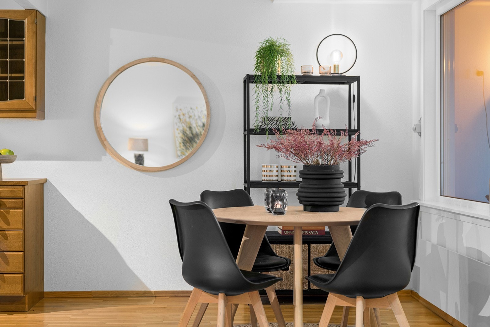 I tilknytning til kjøkkenet er det god plass til et spisebord, ideelt for hyggelige måltider med familie og venner Galleribilde