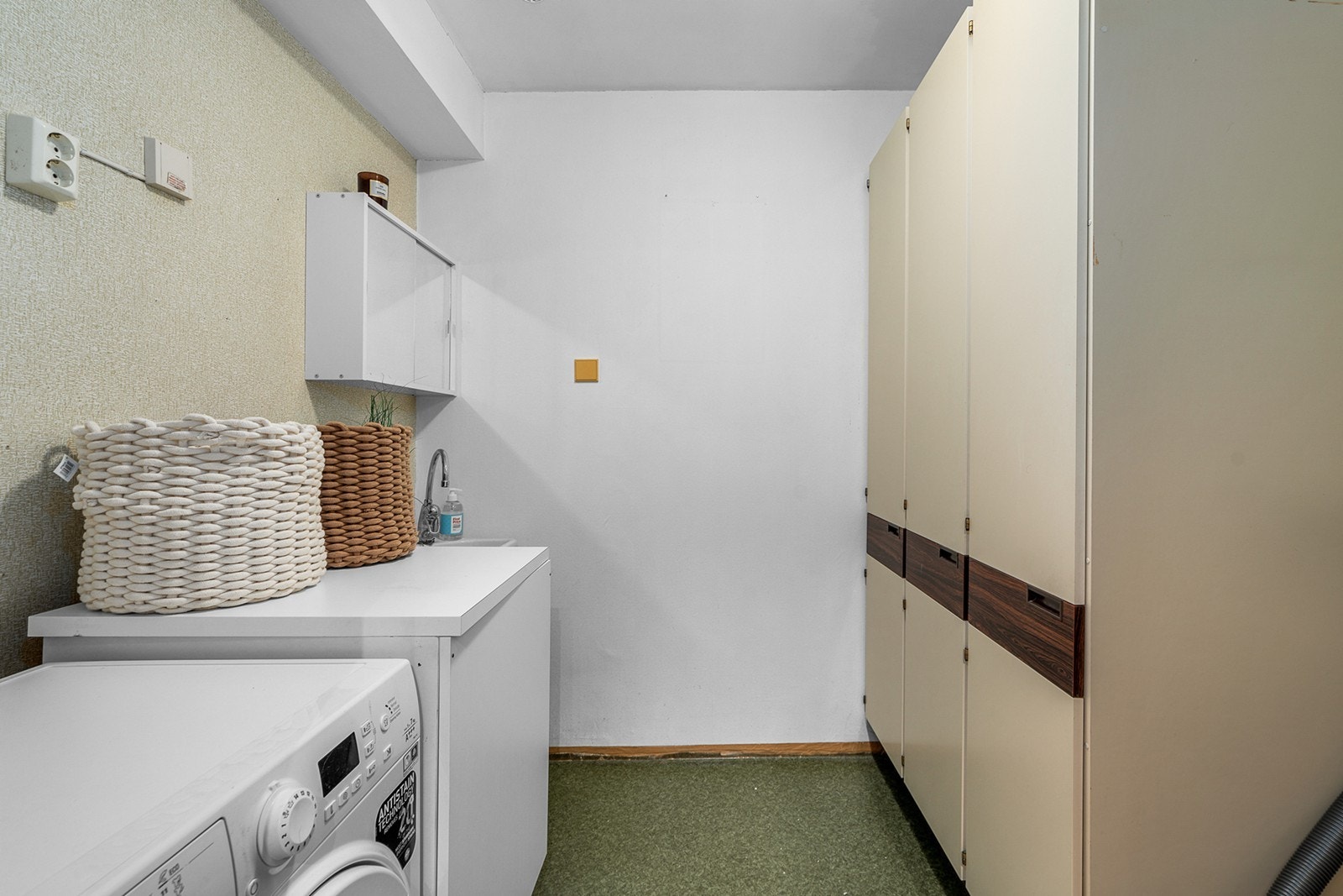 Fra kjøkkenet har du direkte adgang til en praktisk innvendig bod/ vaskerom. Det er god plass til oppbevaring og en større frys dersom ønsket! Galleribilde