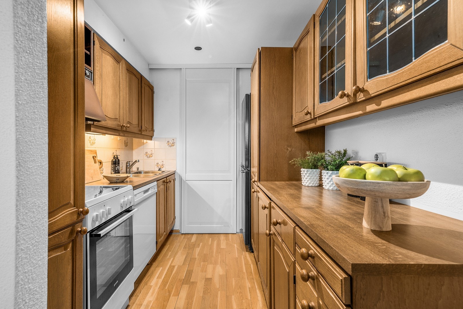 Det er avsatt plass til frittstående kjøleskap, samt opplegg for oppvaskmaskin og komfyr med glasskeramisk koketopp Galleribilde