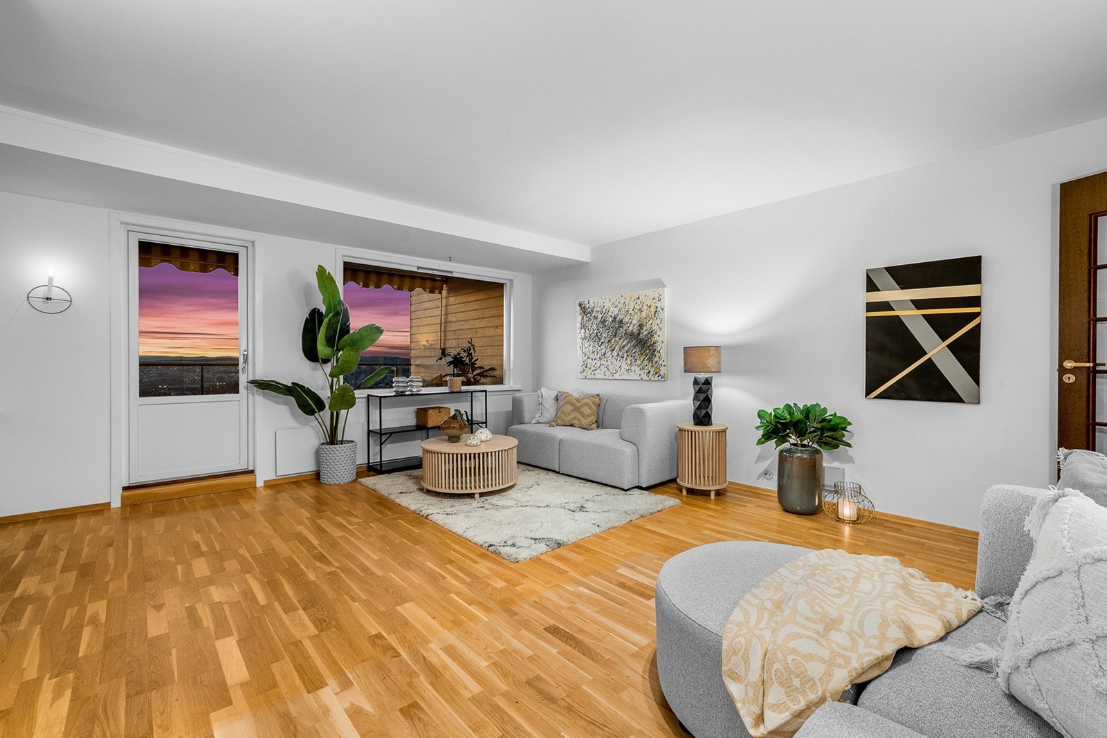 Leiligheten har en luftig og fleksibel planløsning som gir gode muligheter for å innrede ulike soner. Det er store vindusflater gjennom hele leiligheten som bidrar til en luftig atmosfære Galleribilde