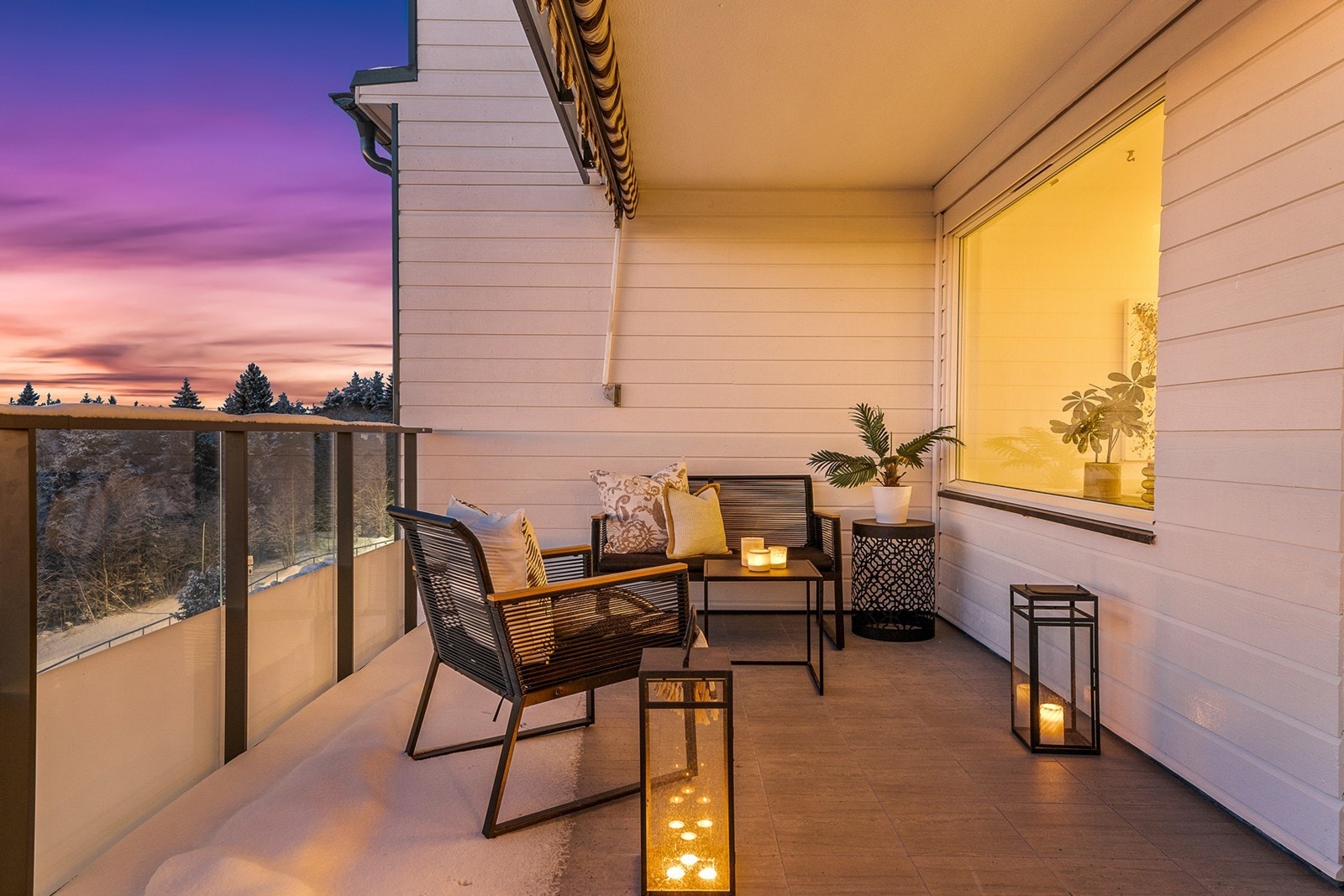 Området rundt leiligheten har fine grøntområder, og er godt egnet for både barnefamilier og dem som ønsker kort vei til butikker, restauranter og offentlige tjenester. Fra stuen har du direkte adgang til en romslig balkong på 19 kvm med fantastisk utsikt Galleribilde