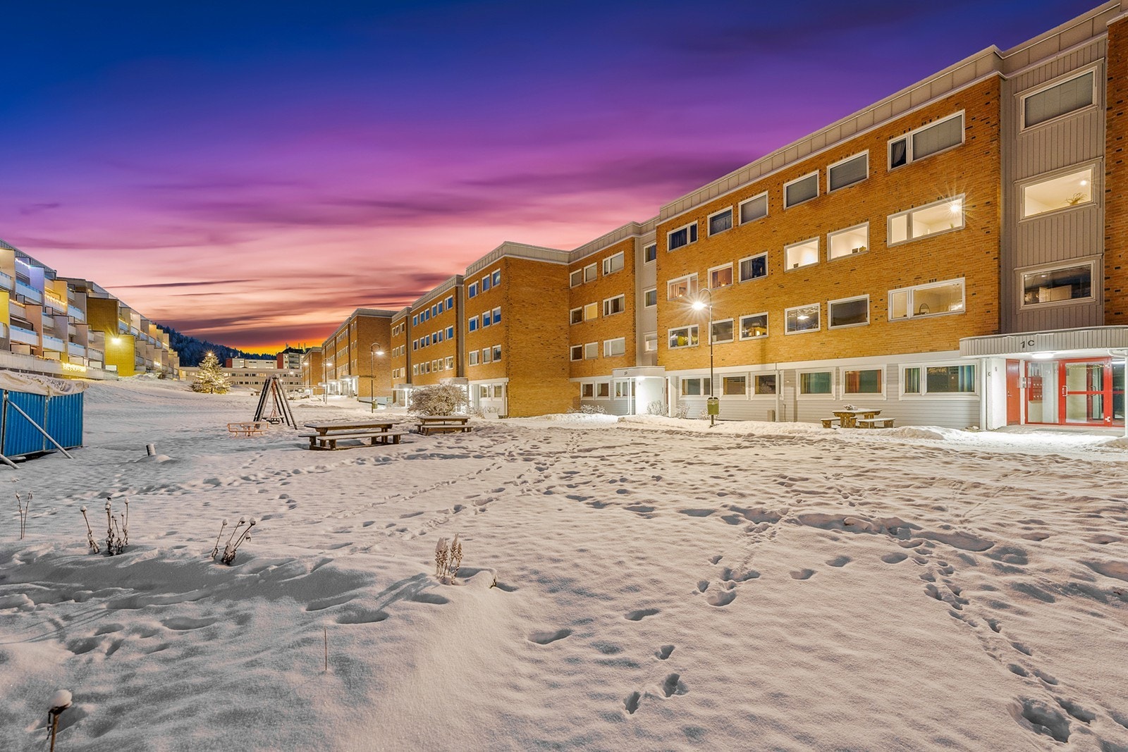 Fellesområdene til borettslaget inkluderer lekeplass/ store uteområder for små og store Galleribilde