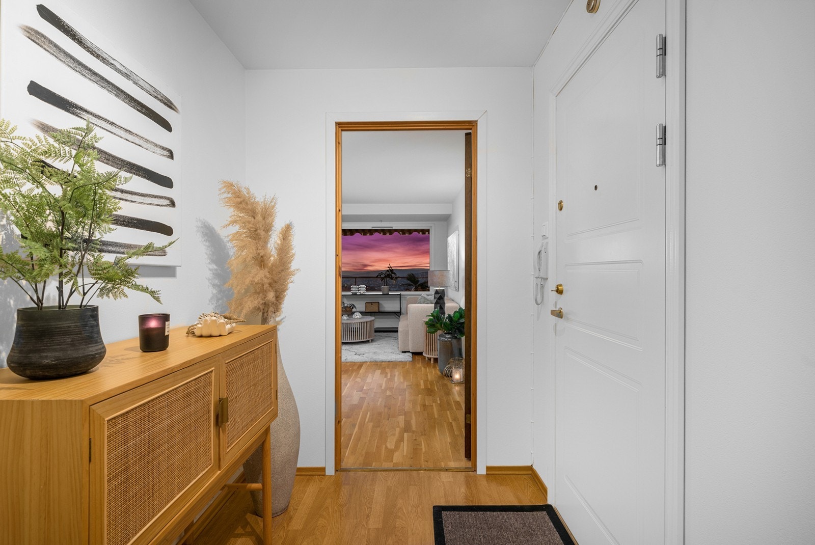 Praktisk og innbydende entrè. Det er montert dørcalling ved inngangsdør Galleribilde