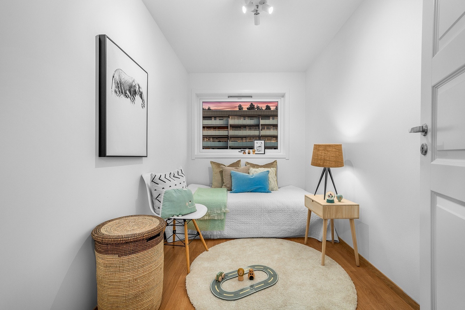 Boligens IIII soverom egner perfekt som gjesterom, men kan også brukes til andre formål, som hjemmekontor eller hobbyrom, avhengig av behov og ønske Galleribilde