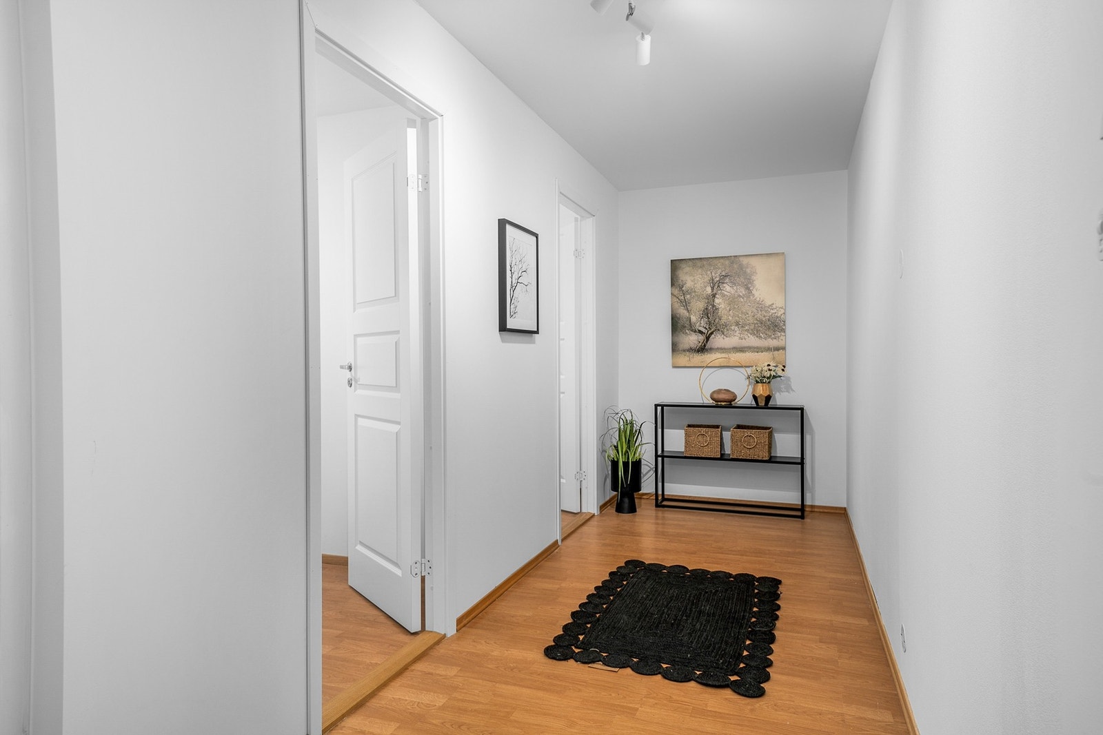 Leiligheten har en romslig entré med god plass til praktiske oppbevaringsløsninger. Fra entréen har du direkte tilgang til boligens flere soverom Galleribilde