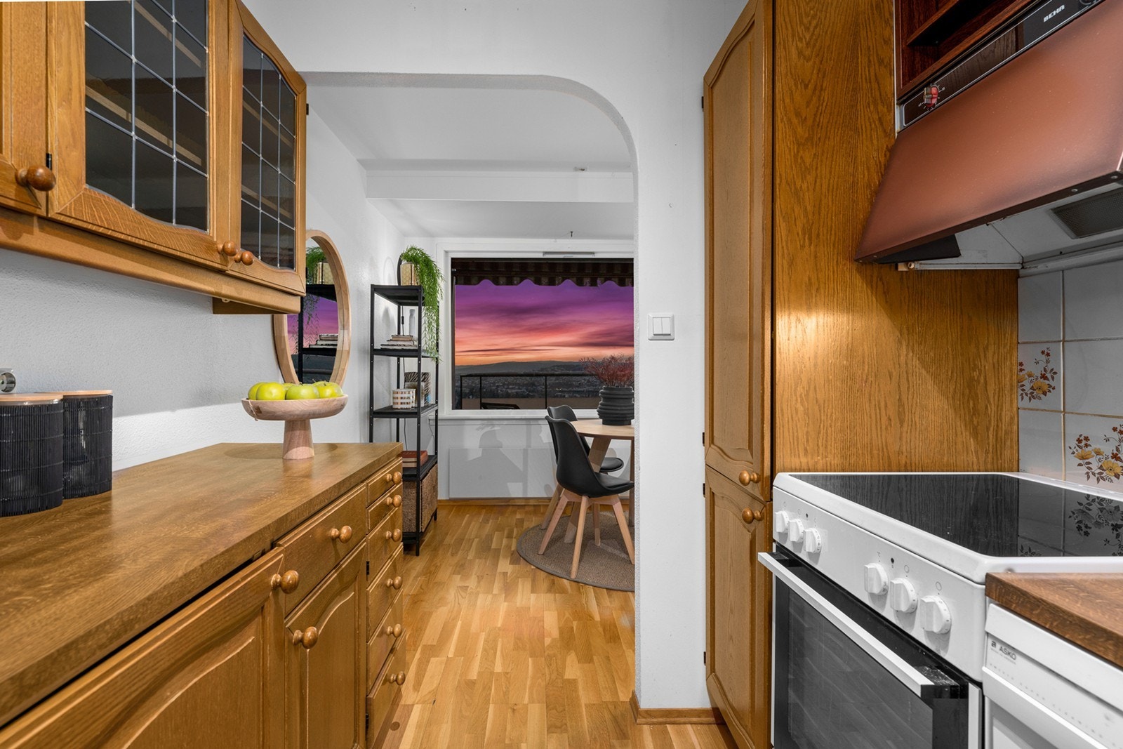 Praktisk, tilbaketrukket kjøkken med innredning som har profilerte fronter, benkeplate i laminat med nedfelt vask og skyllekum Galleribilde