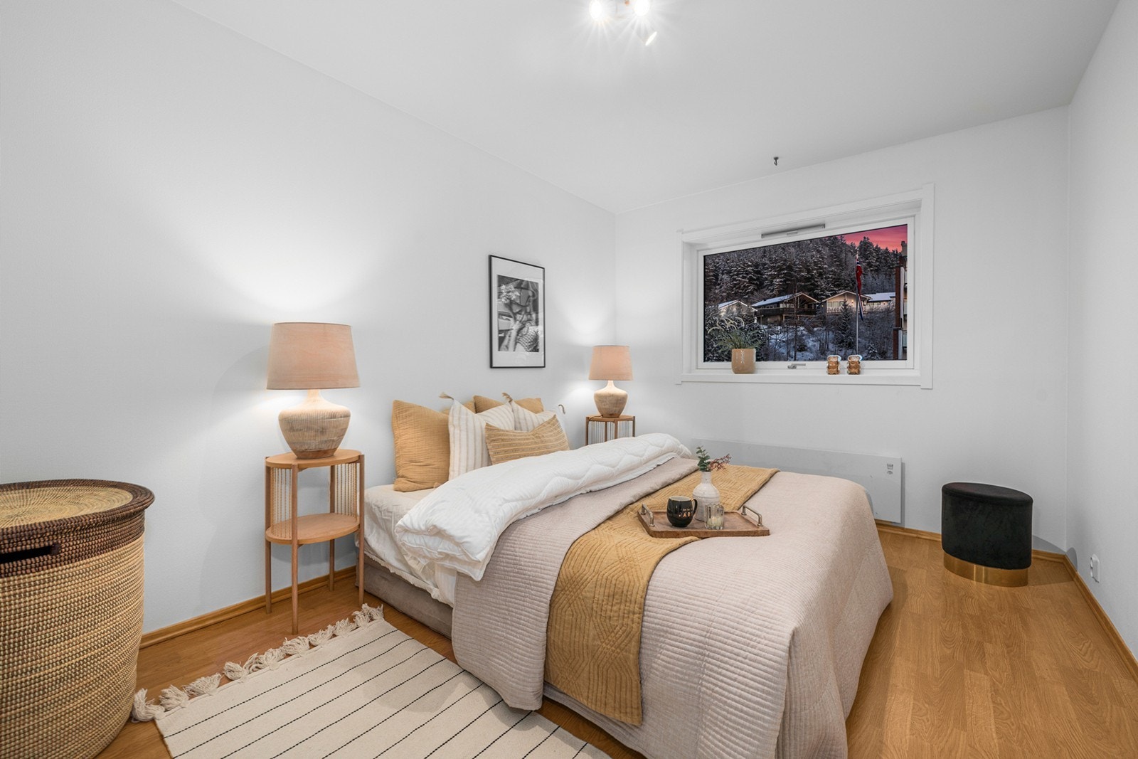 Romslig hovedsoverom med store vindusflater som slipper inn rikelig med naturlig lys og bidrar til god ventilasjon Galleribilde