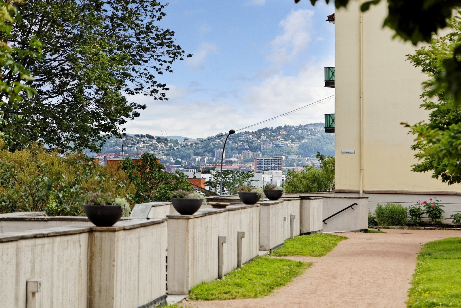 Borettslaget har en meget pent opparbeidet bakgård til bruk for beboere. Galleribilde