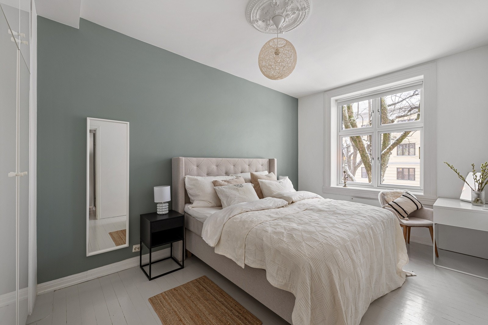 Stort soverom med mye garderobeplass - Luftespalte i vindu Galleribilde