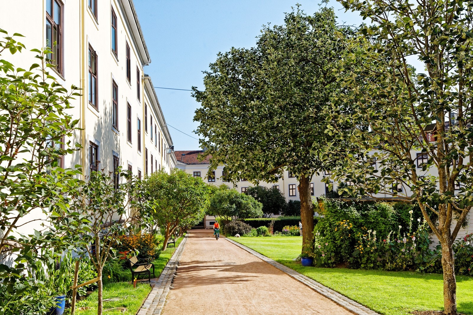 Flere hyggelige initiativ gjennom året som blant annet juletretenning om vinteren og korps i bakgården på 17 mai Galleribilde