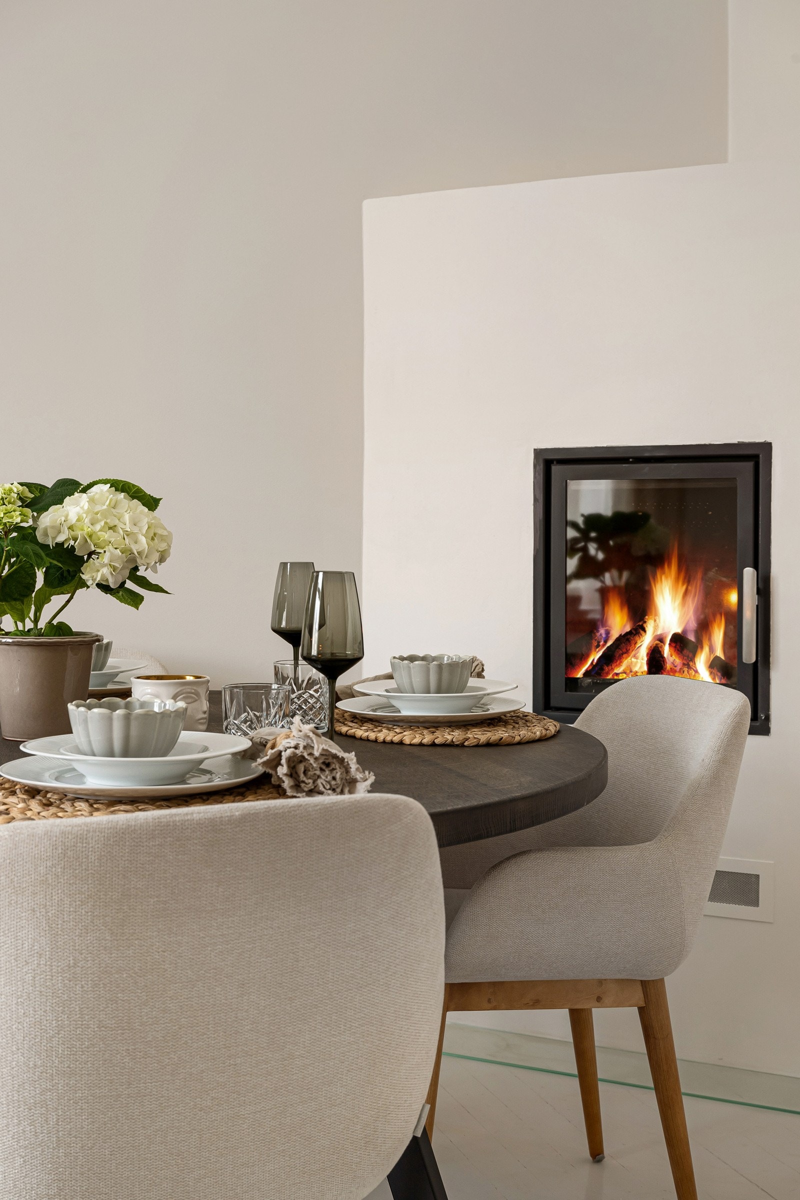 Stue med vedfyrt peis, god takhøyde, klassiske detaljer og mye naturlig lys Galleribilde