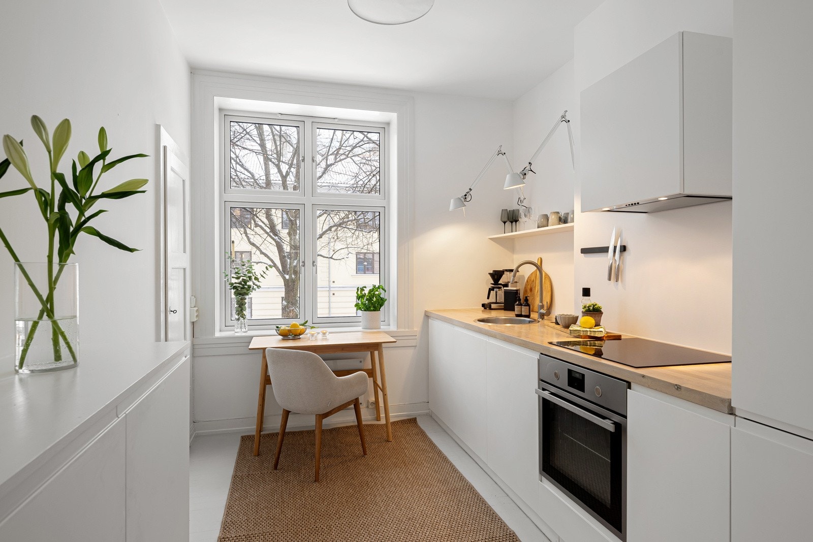 Sjarmerende kjøkken med egen spiseplass Galleribilde