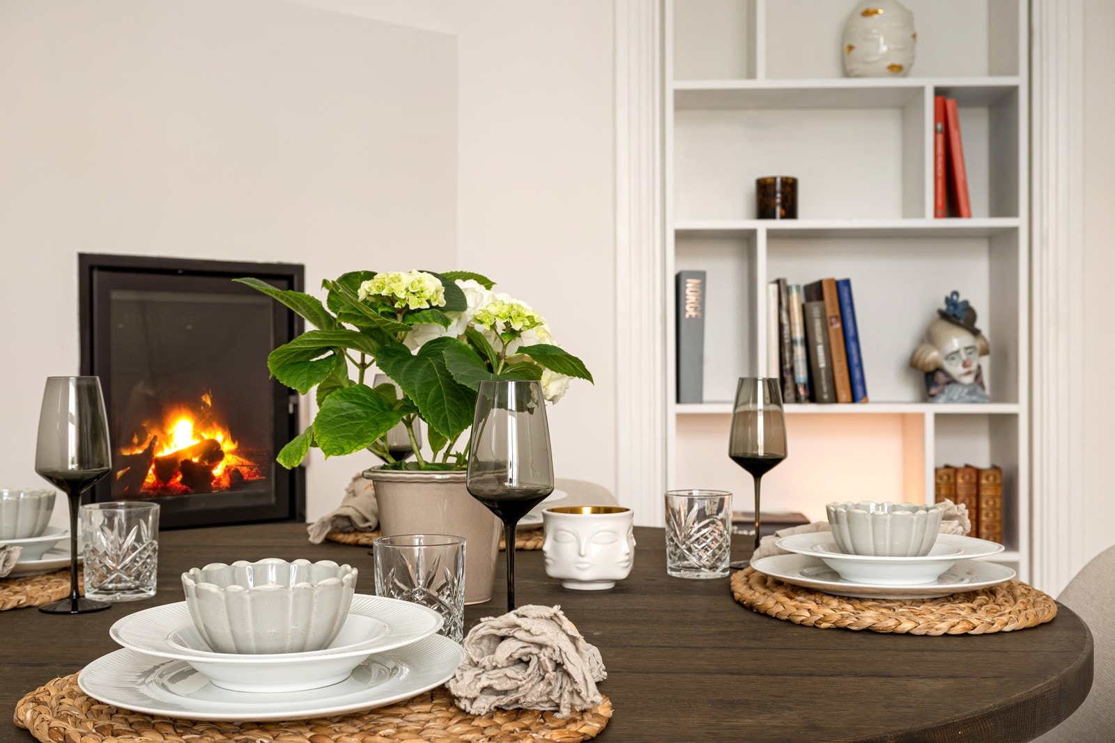 Stue med vedfyrt peis, god takhøyde, klassiske detaljer og mye naturlig lys Galleribilde