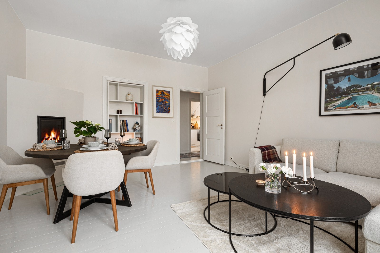 Stue med vedfyrt peis, god takhøyde, klassiske detaljer og mye naturlig lys Galleribilde