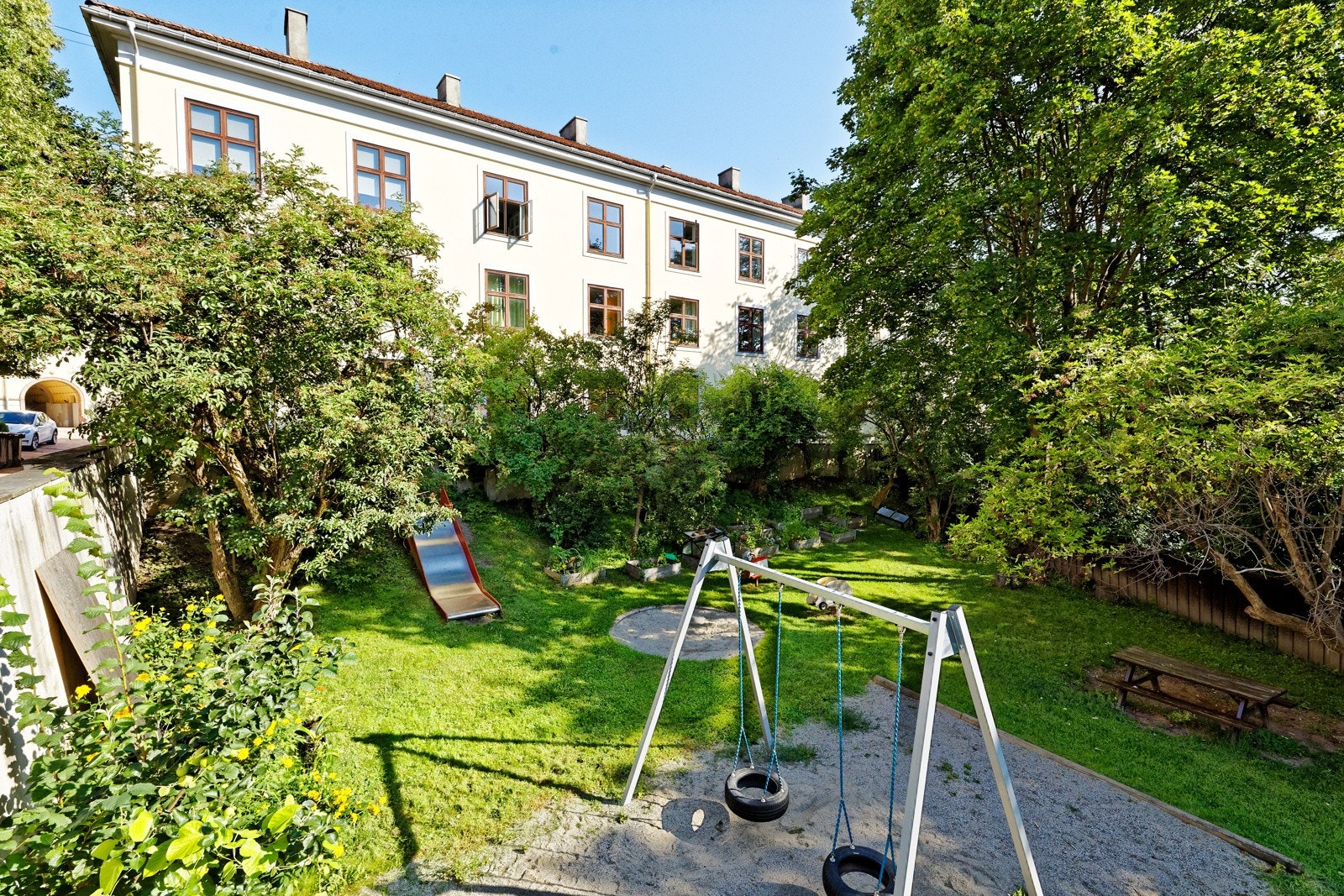 Borettslaget har en meget pent opparbeidet bakgård til bruk for beboere. Galleribilde