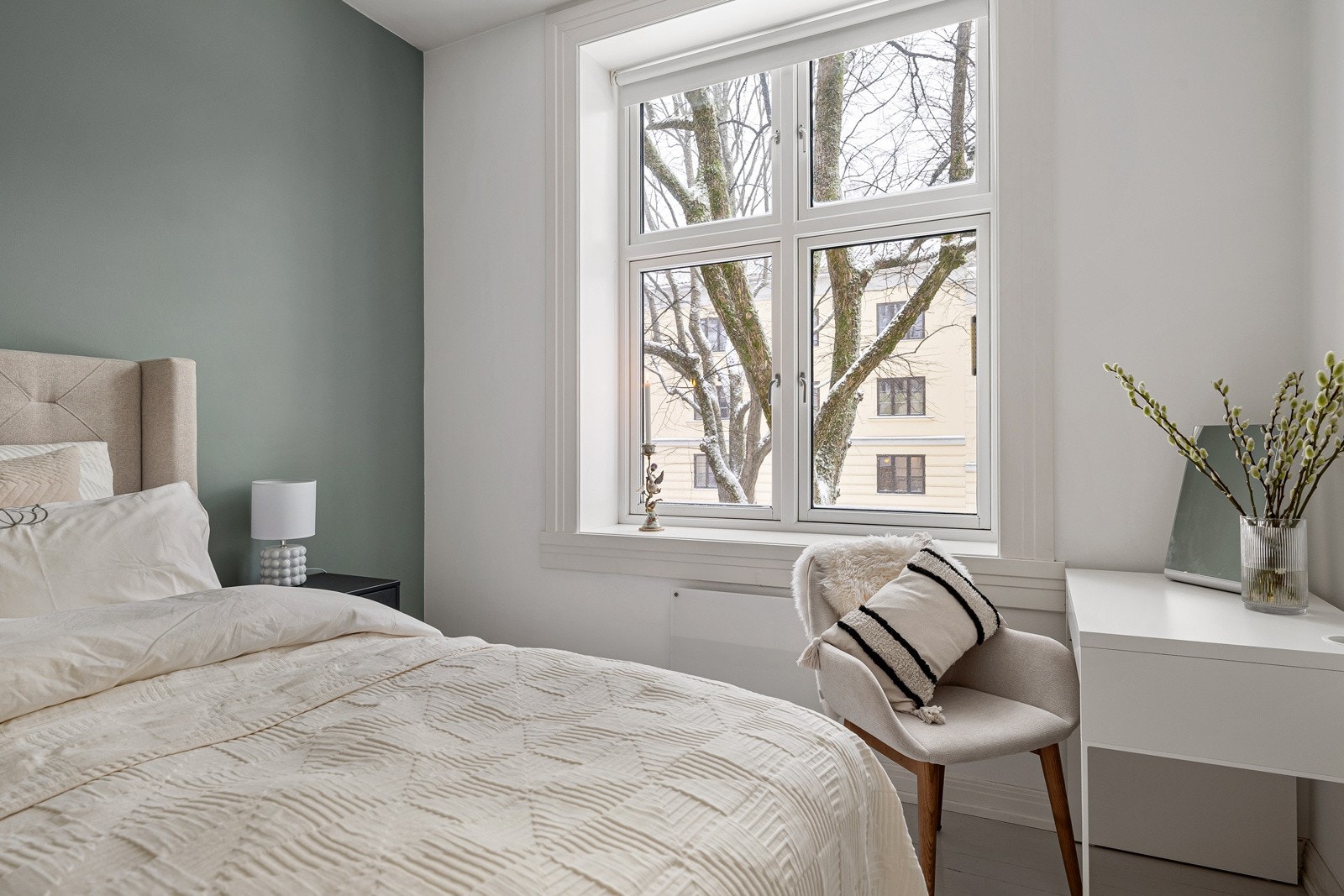 Stort soverom med mye garderobeplass - Luftespalte i vindu Galleribilde