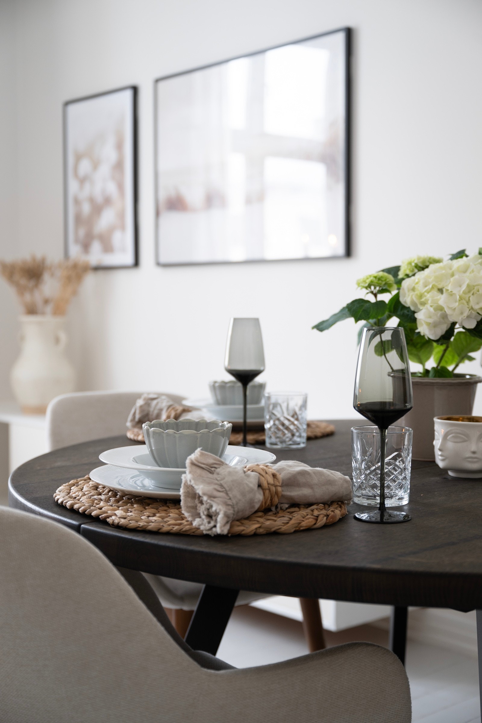 Stue med vedfyrt peis, god takhøyde, klassiske detaljer og mye naturlig lys Galleribilde