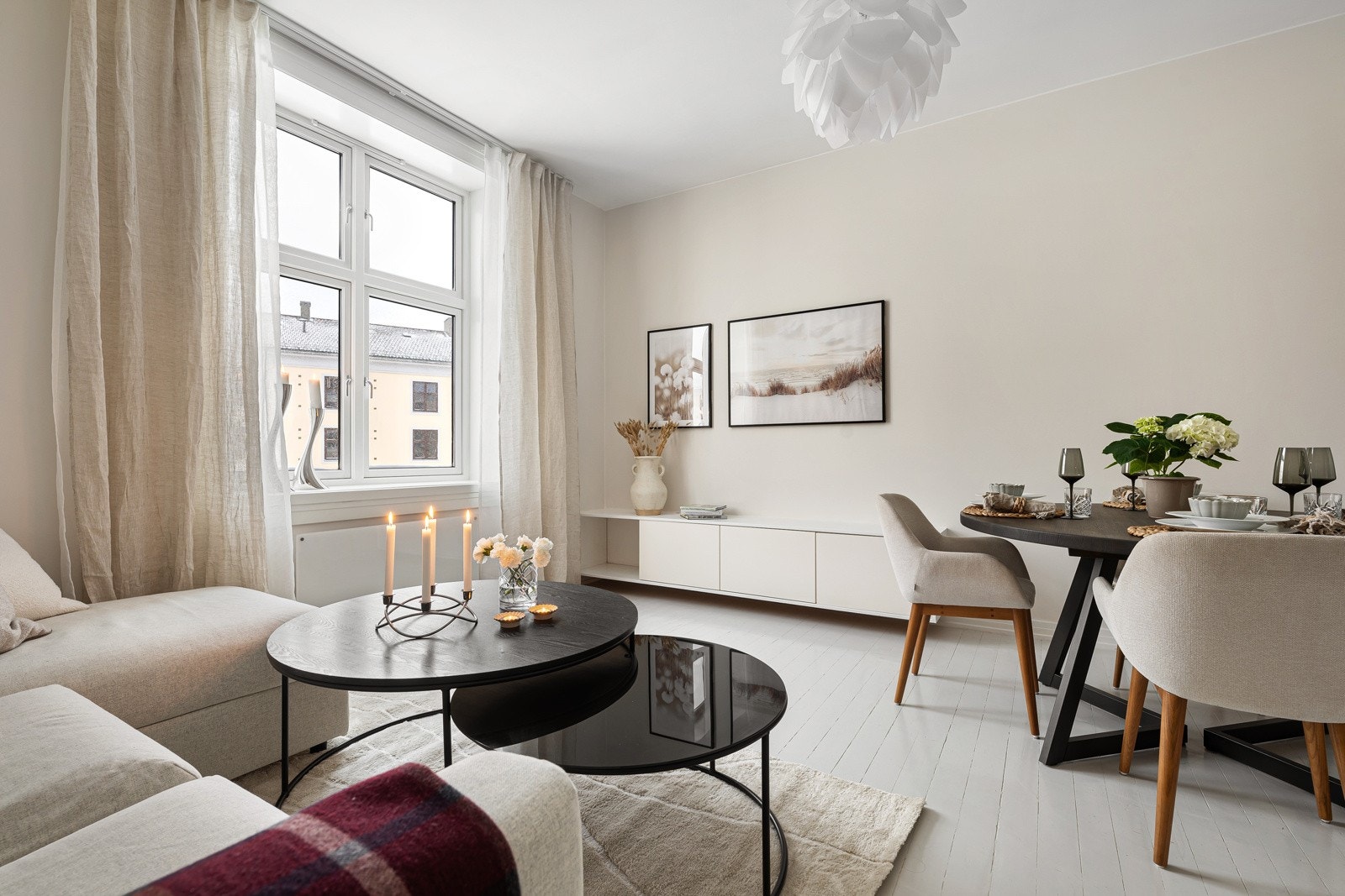 Stue med vedfyrt peis, god takhøyde, klassiske detaljer og mye naturlig lys Galleribilde