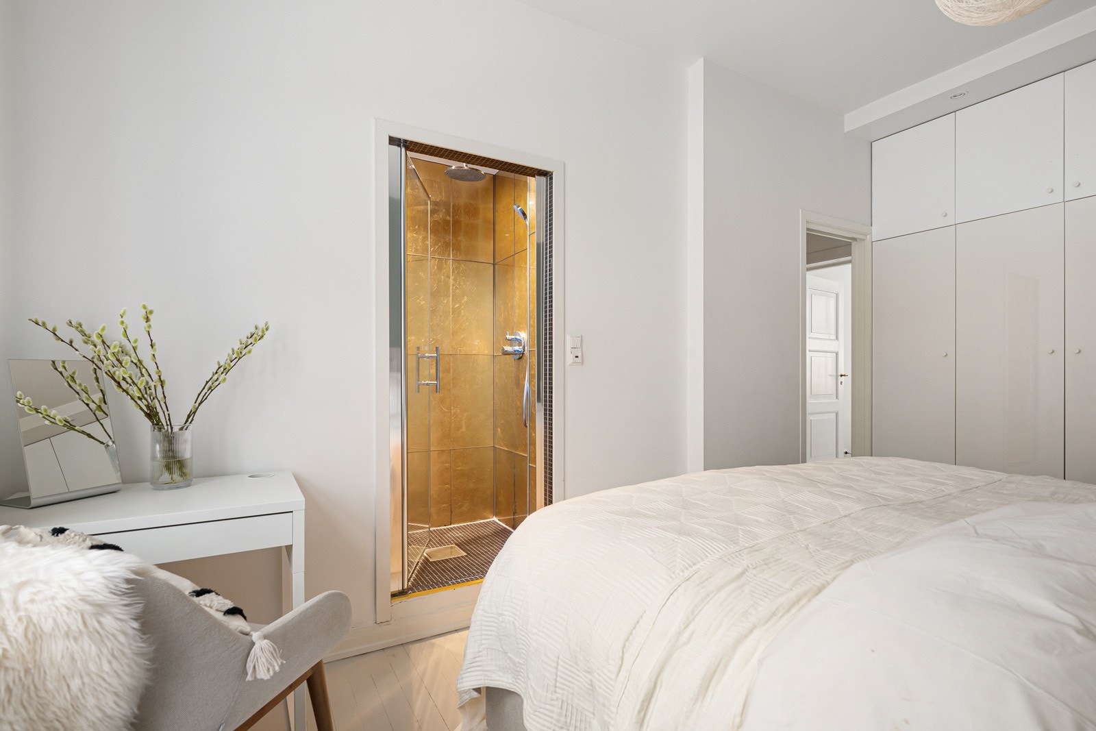 Dusj i tilknyttning til soverom - Luftespalte i vindu Galleribilde