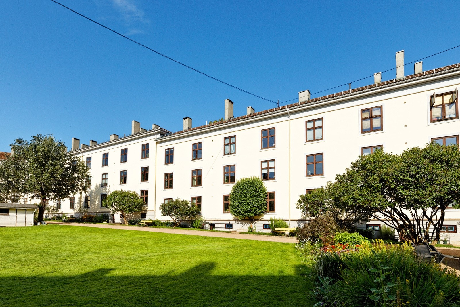 Flere hyggelige initiativ gjennom året som blant annet juletretenning om vinteren og korps i bakgården på 17 mai Galleribilde