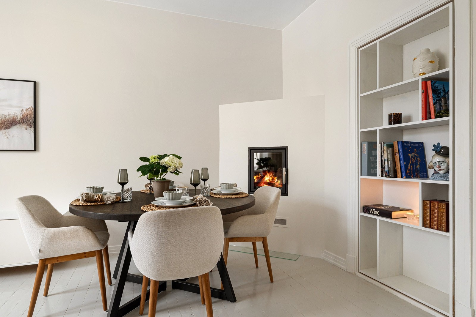 Stue med vedfyrt peis, god takhøyde, klassiske detaljer og mye naturlig lys Galleribilde