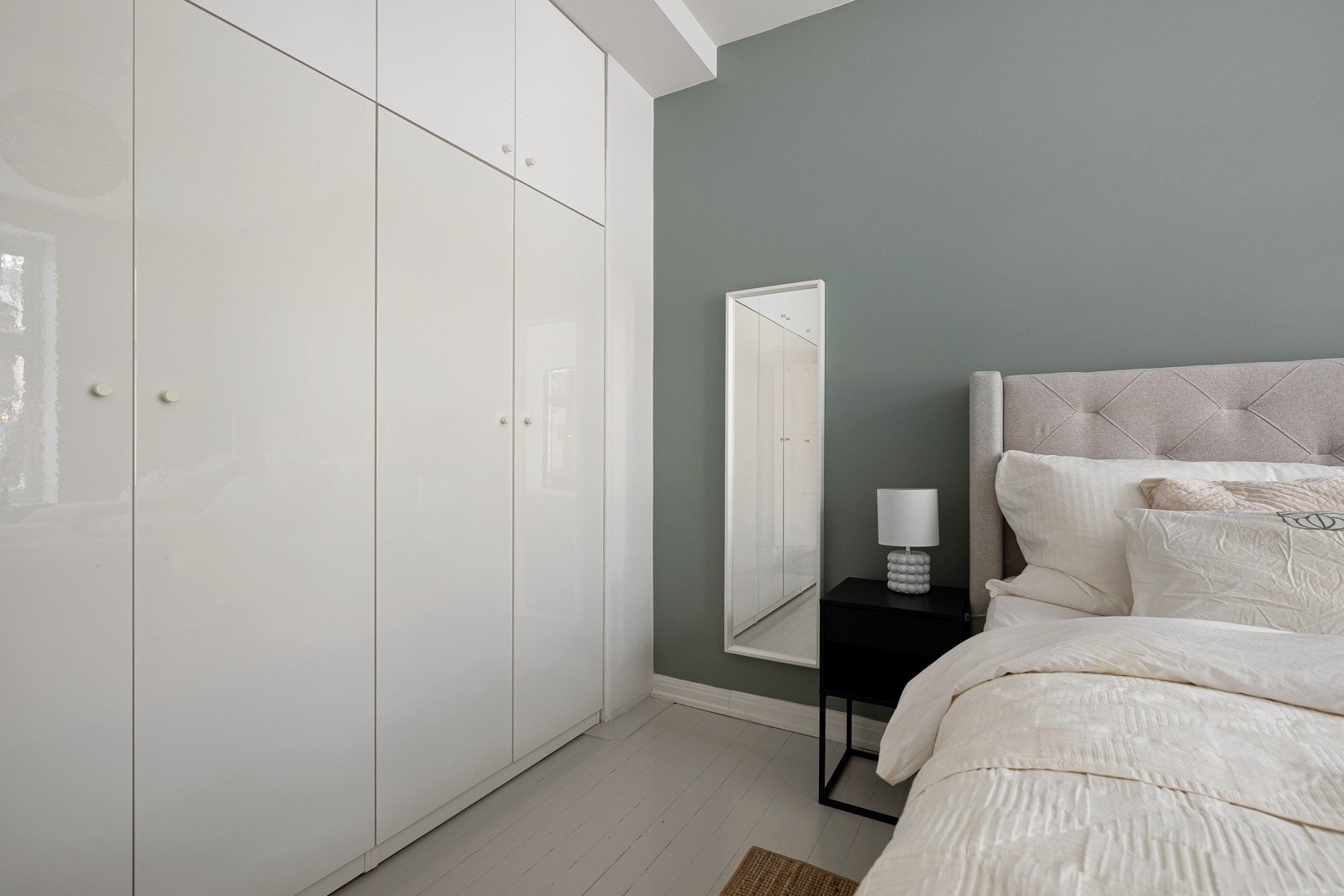 Stort soverom med mye garderobeplass - Luftespalte i vindu Galleribilde