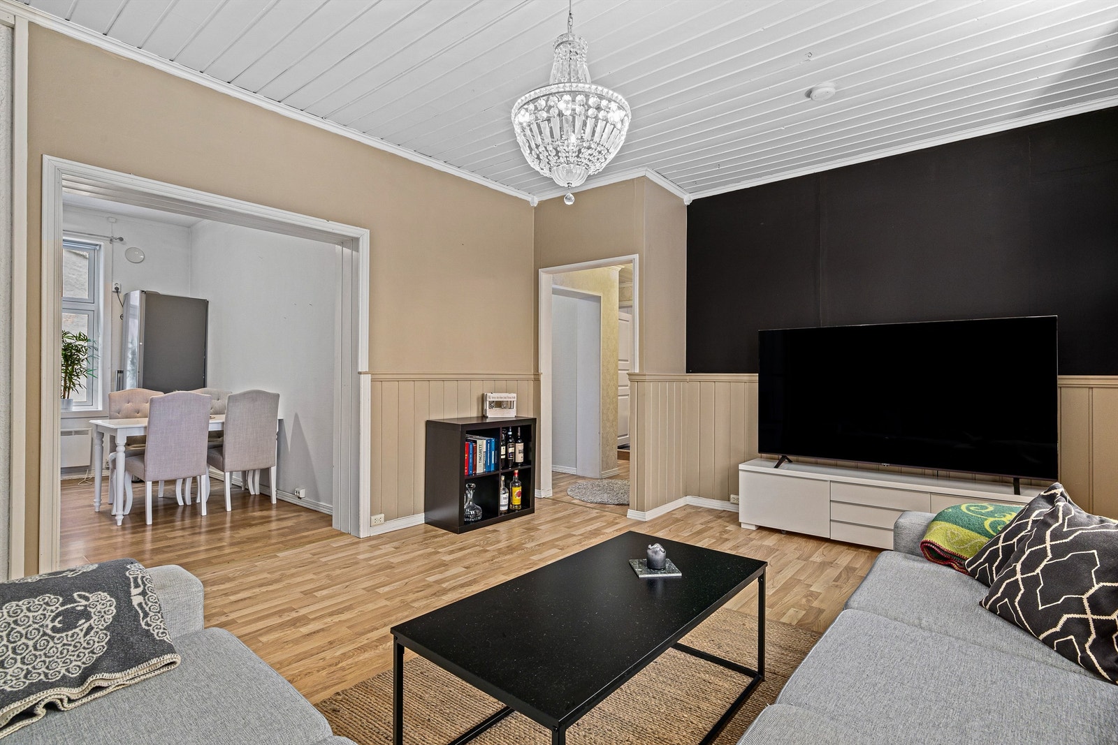 Meget romslig stue med ekstra god takhøyde Galleribilde