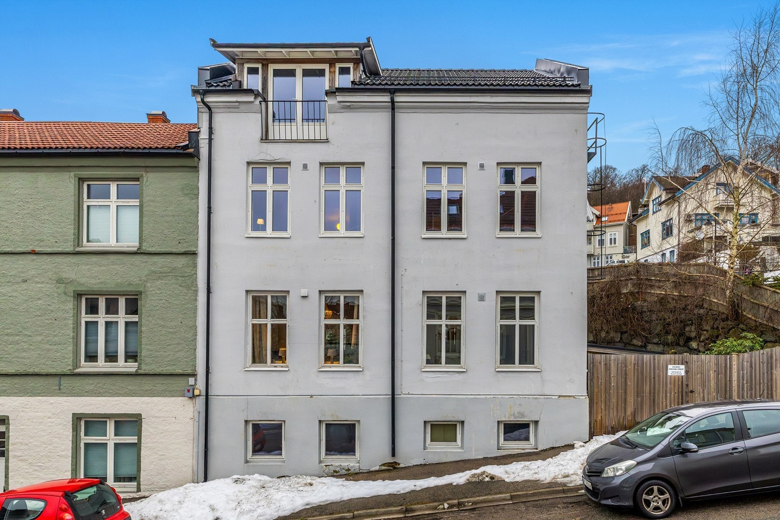 Fasaden, leiligheten ligger i høy første etasje Galleribilde