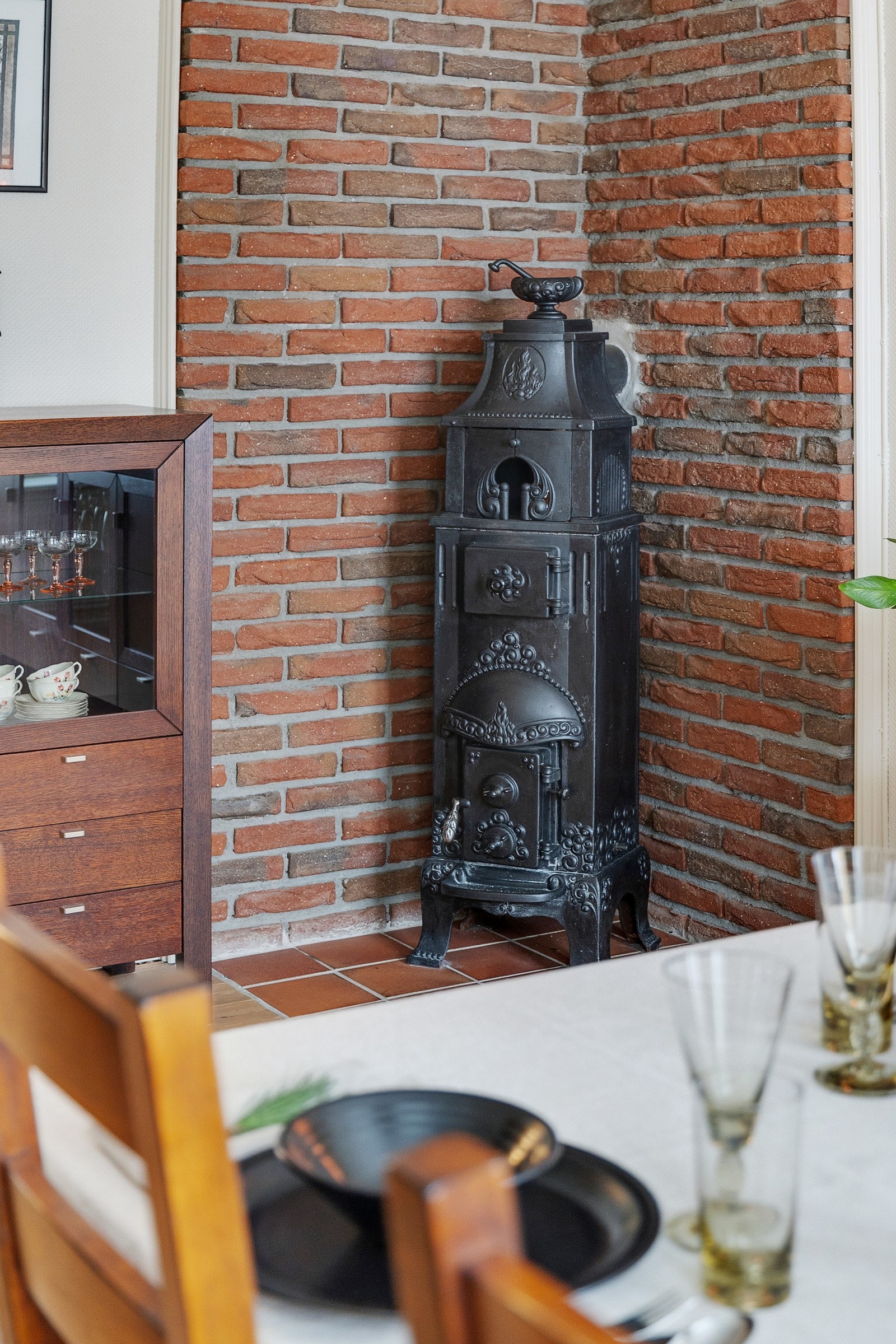 Stuen er utstyrt med vedovn som skaper en lun og herlig stemning Galleribilde