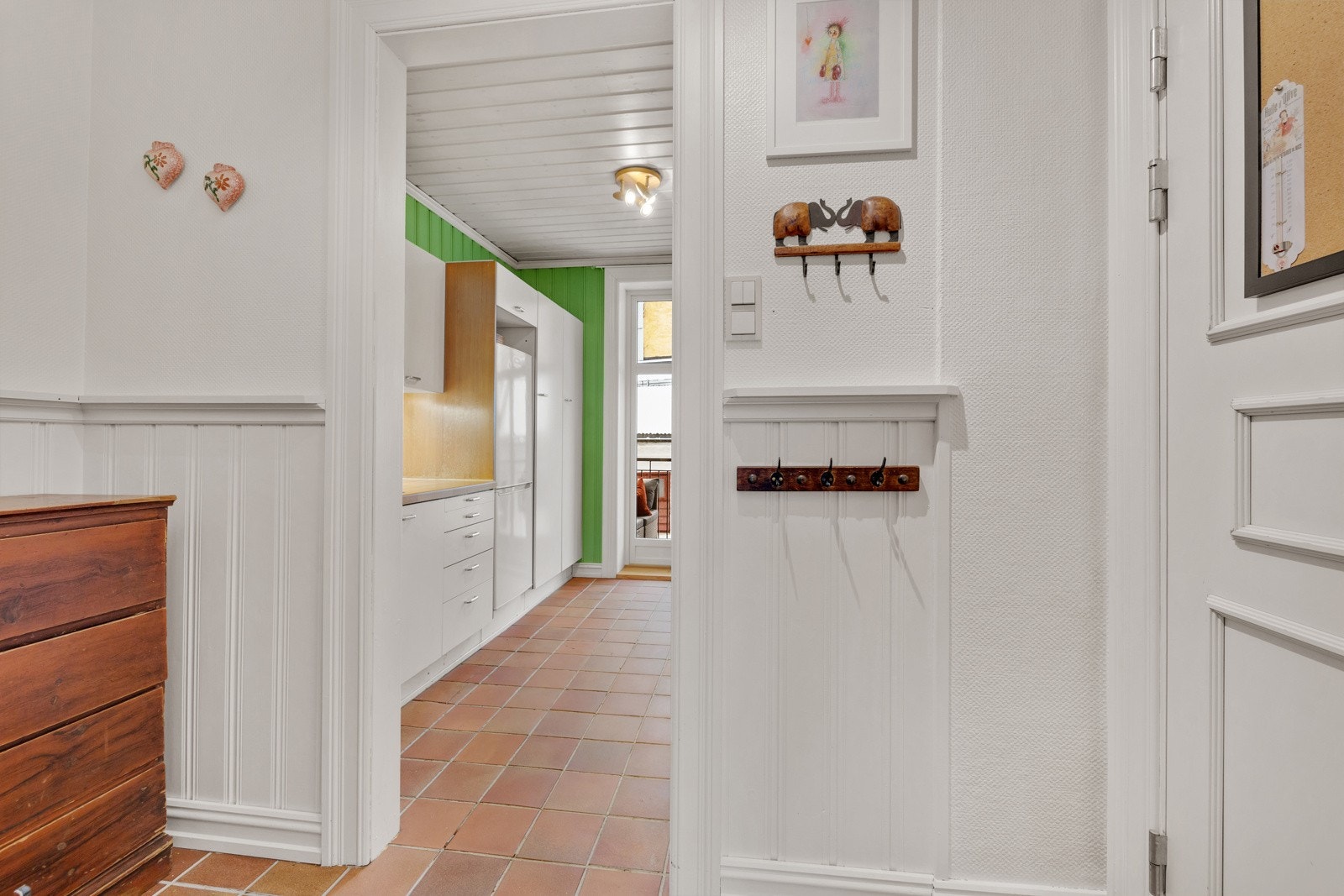 Her er det god plass til yttertøy Galleribilde