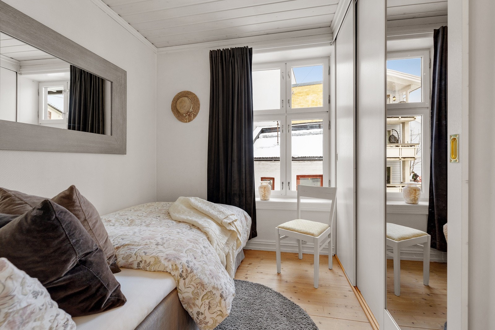 Soverom nr. 2 har plass til seng og tilhørende nattbord - Rommet kan benyttes som gjesterom, barnerom eller kontor - alt etter ønske og behov Galleribilde