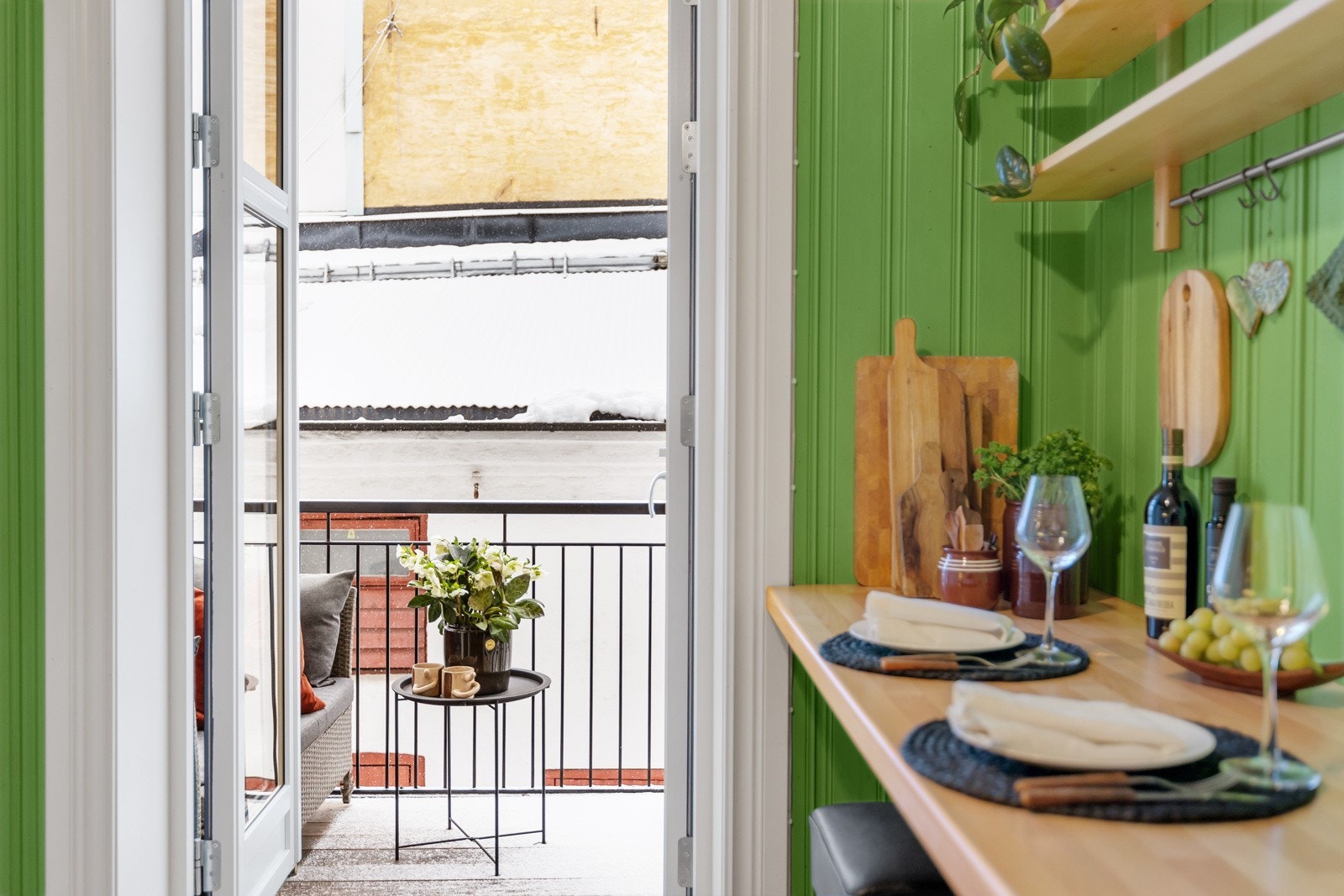 Fra kjøkkenet er det videre utgang til boligens lune og herlige balkong Galleribilde