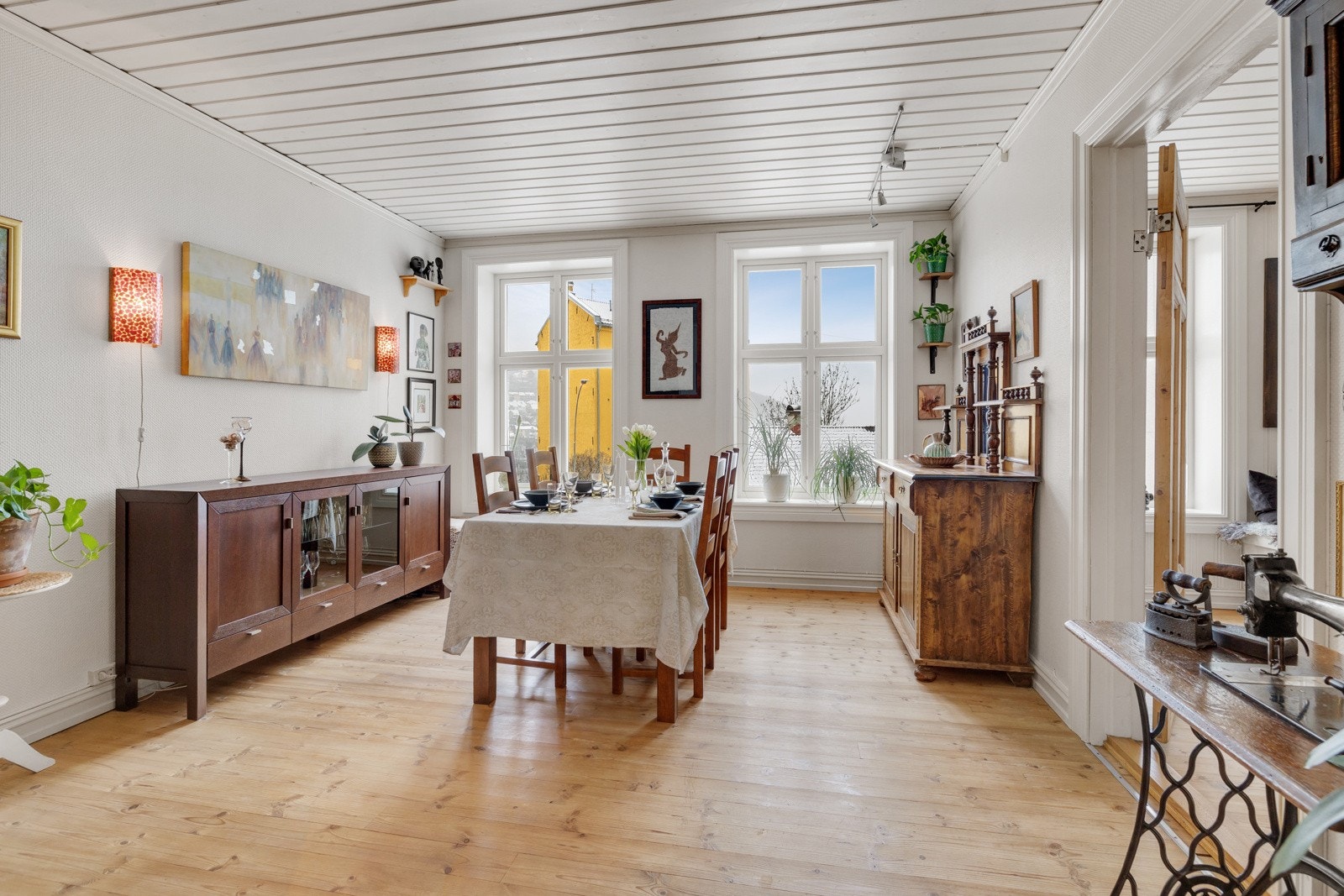 Legg merke til de store vindusflatene som slipper inn rikelig med naturlig lys Galleribilde