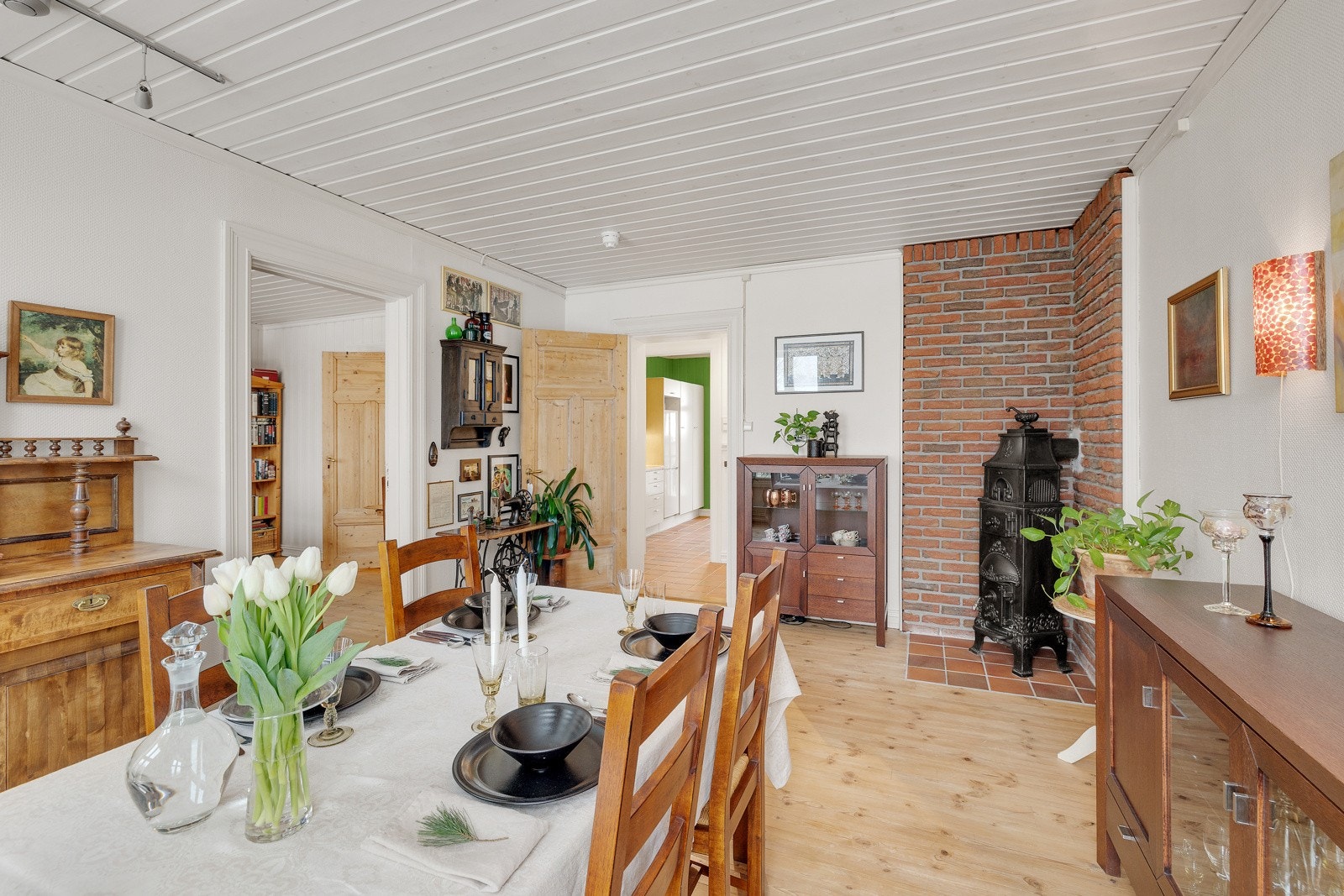 Romslig og innbydende stue med god plass til flere møbleringsmuligheter Galleribilde