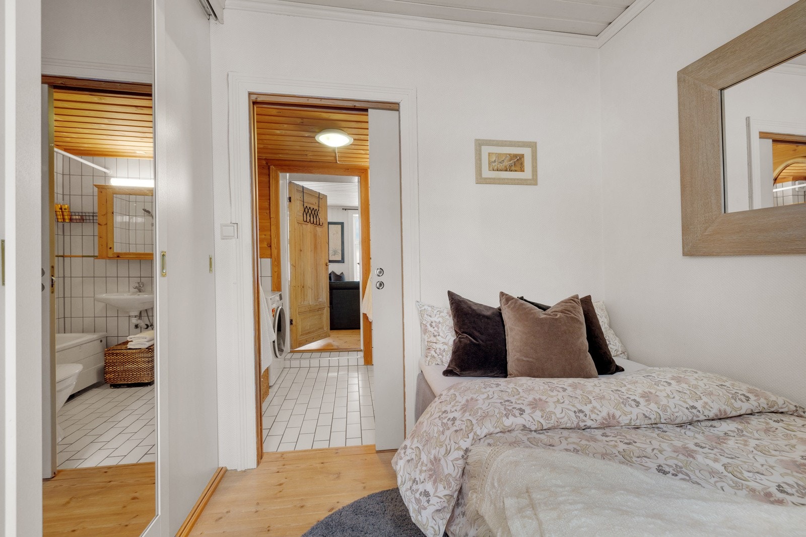 Boligens 2 soverom er holdt i lyse fargetoner Galleribilde