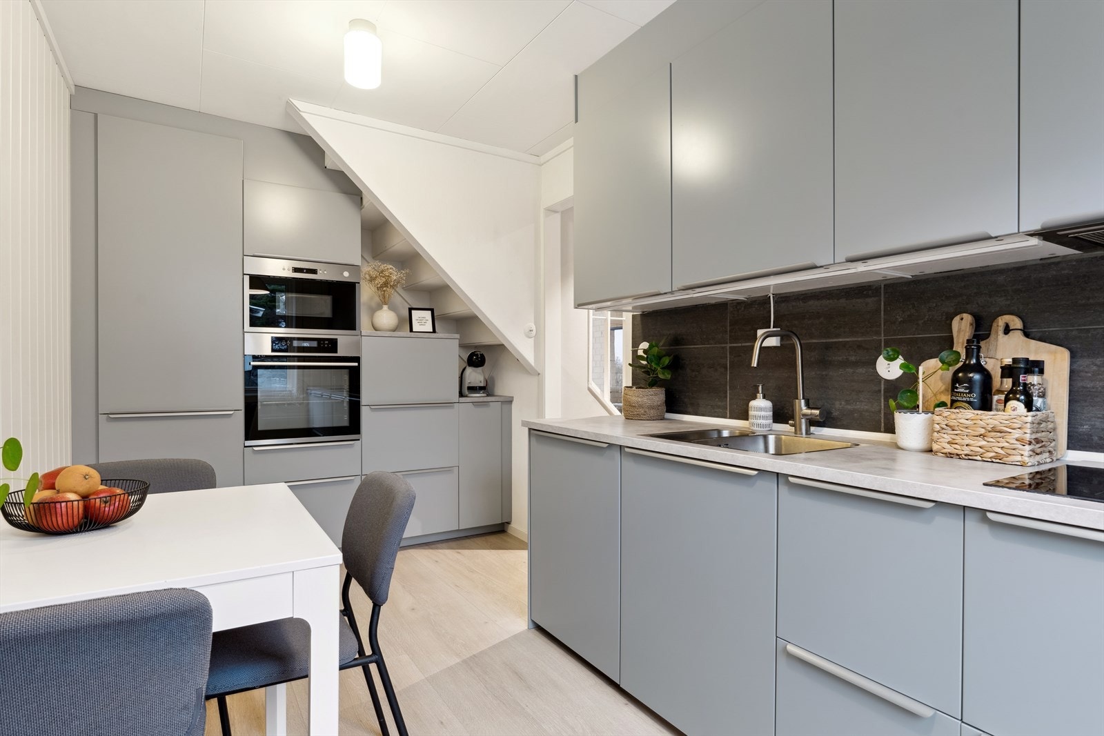 Praktisk og tilpasset kjøkken med god benke- og skapplass Galleribilde