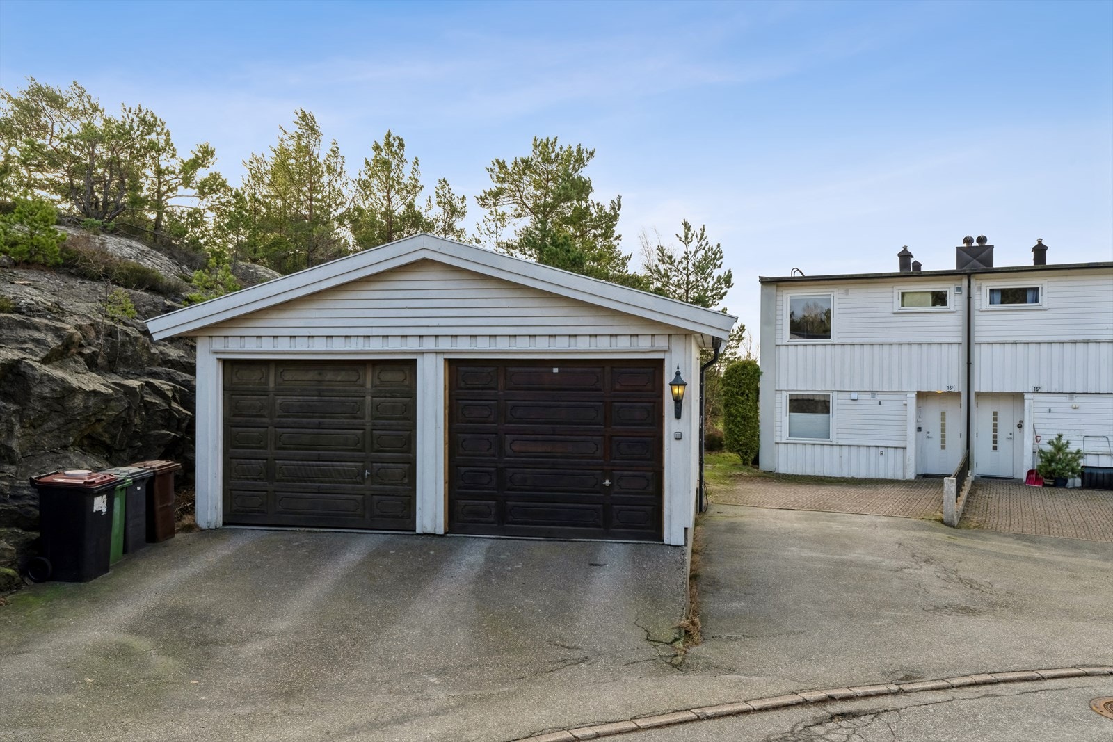 Til boligen er det del av garasje (til høyre) og god biloppstilling i tunet Galleribilde