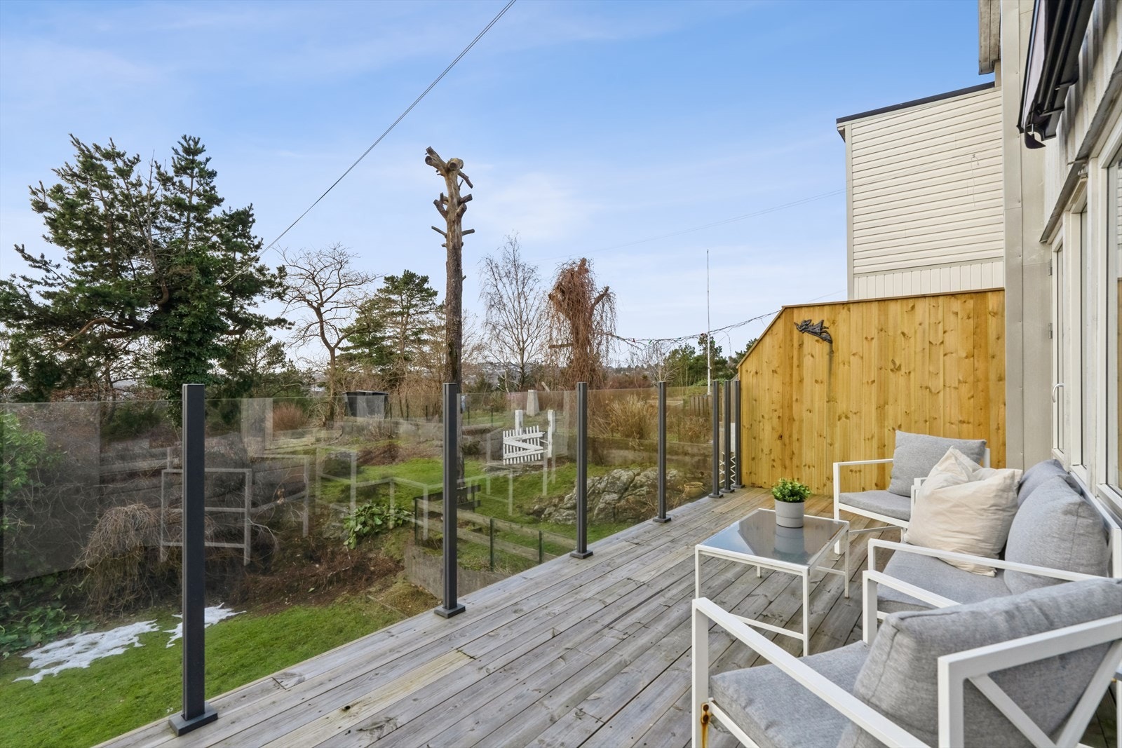 Deilig terrasse med direkte utgang i fra stuen. Solrikt, utsikt og lunt Galleribilde