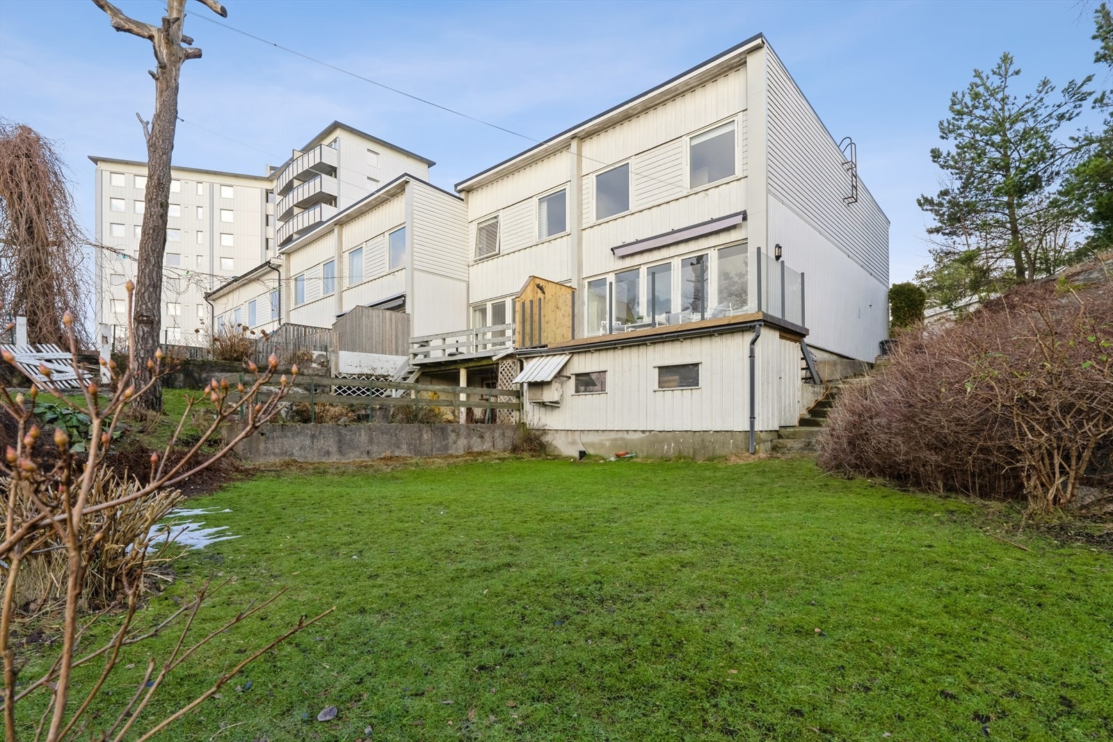 Stor oppdelt hage. Hele tomten er felles med boligene i rekken, men er delt opp i bruksområder. Noe av gresset er utenfor tomtegrense. Se vedlagt kart i salgsoppgaven Galleribilde