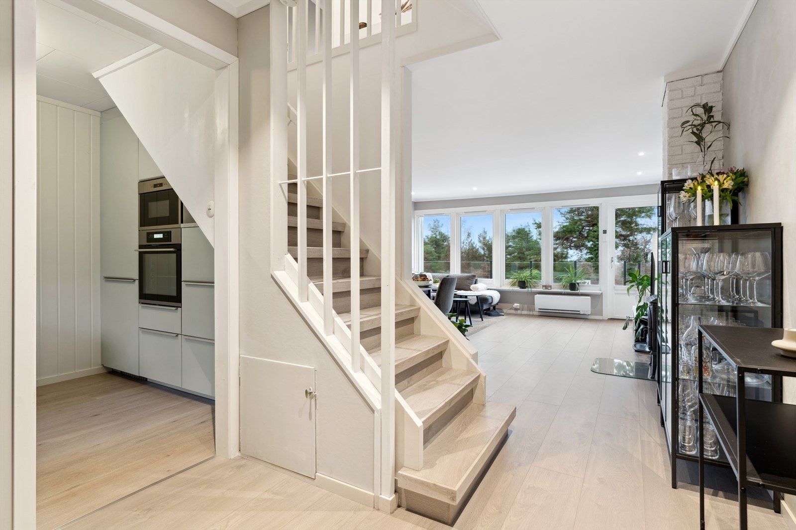 Sett i fra gang og mot stuen. Kjøkken inn til venstre Galleribilde