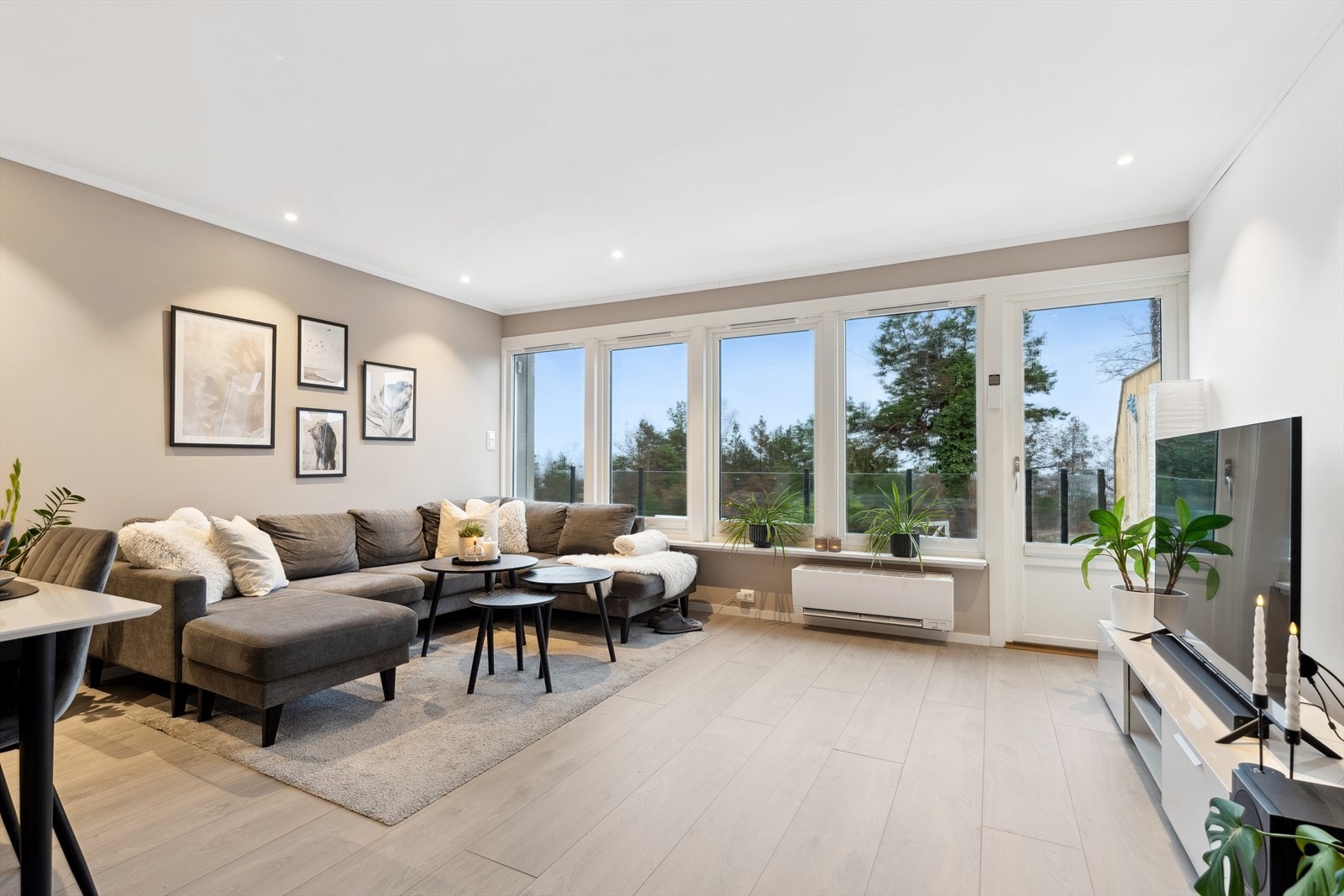 Store vindusflater og dør med utgang til terrasse Galleribilde