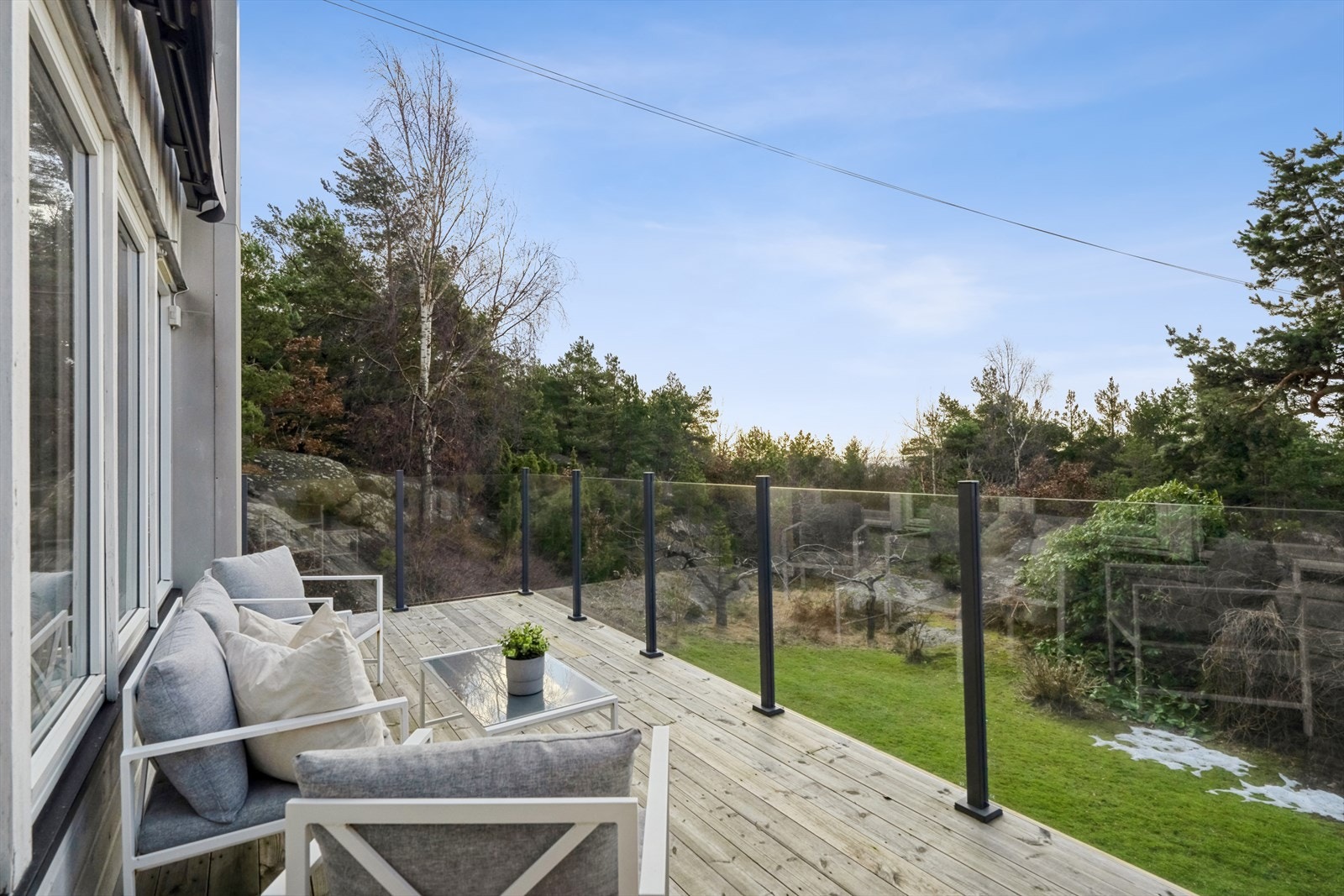 Terrasse med god plass til sittegruppe. Her kan varme og gode dager nytes Galleribilde