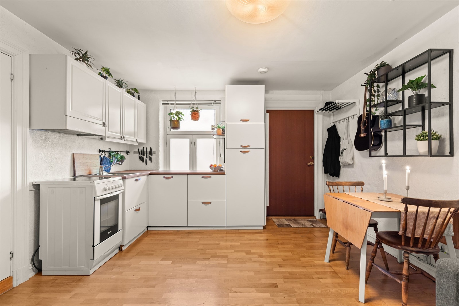 Ved entréen er det naturlig plass for å sette fra seg sko og yttertøy. Galleribilde