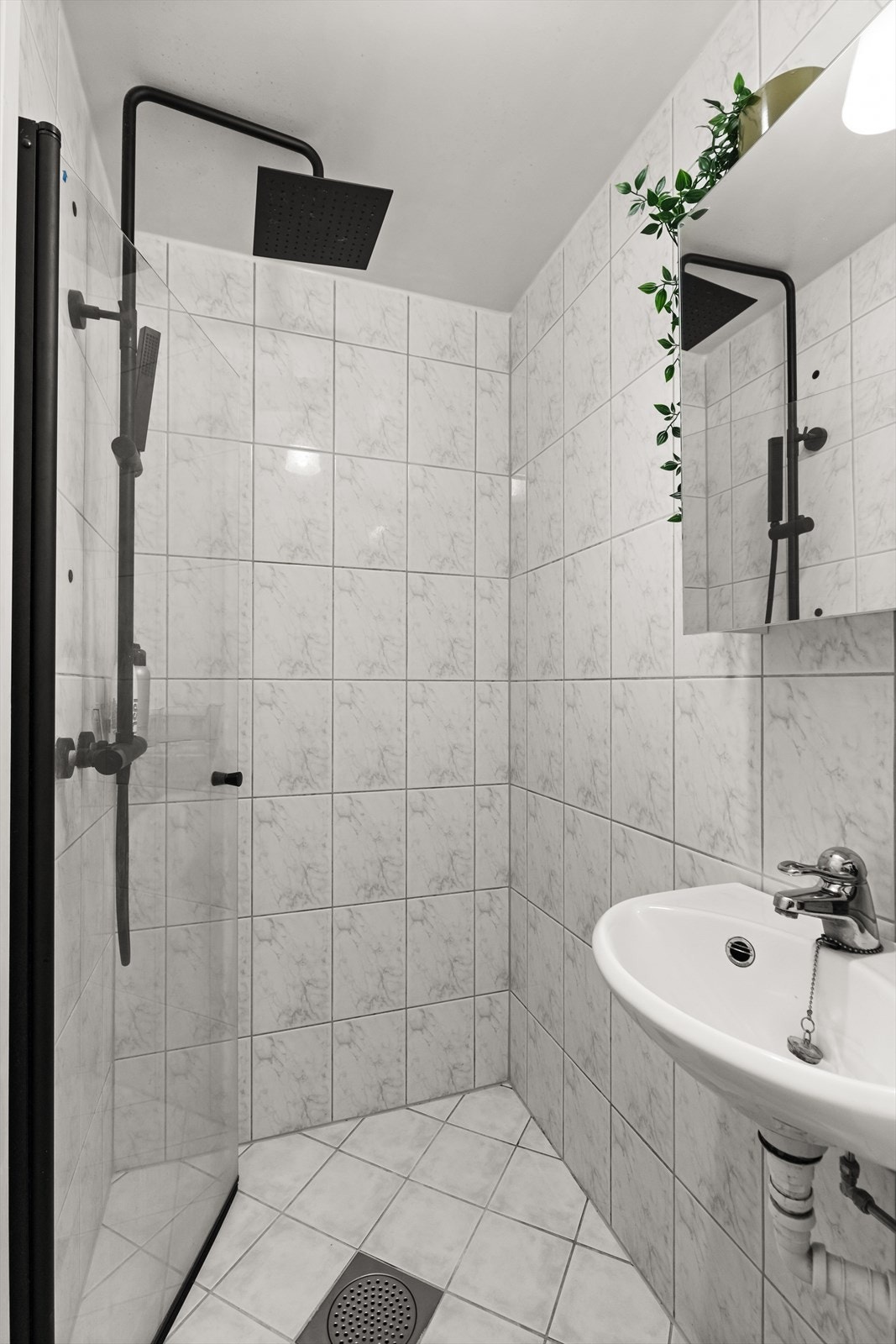 Pent og flislagt baderom fra ca. 2003 med adkomst fra soverom. Galleribilde