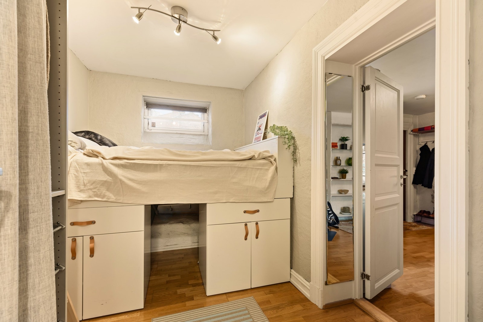 Soverommet er nymalt og har god oppbevaring i sengens skuffer og skap. Galleribilde